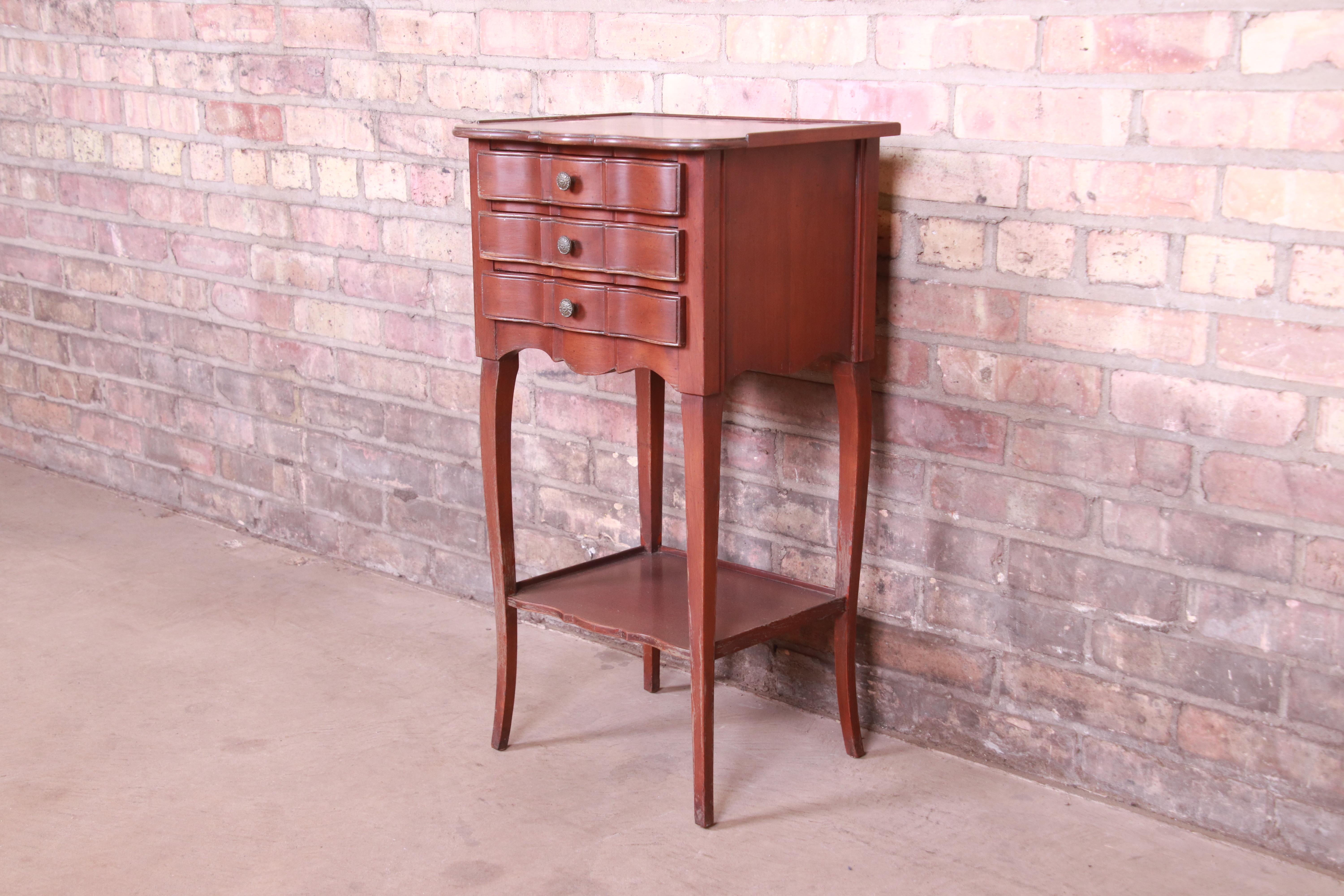 A gorgeous French Provincial Louis XV style three-drawer nightstand or side table

By John Widdicomb

USA, Circa 1940s

Carved mahogany, with original brass hardware.

Measures: 15.25