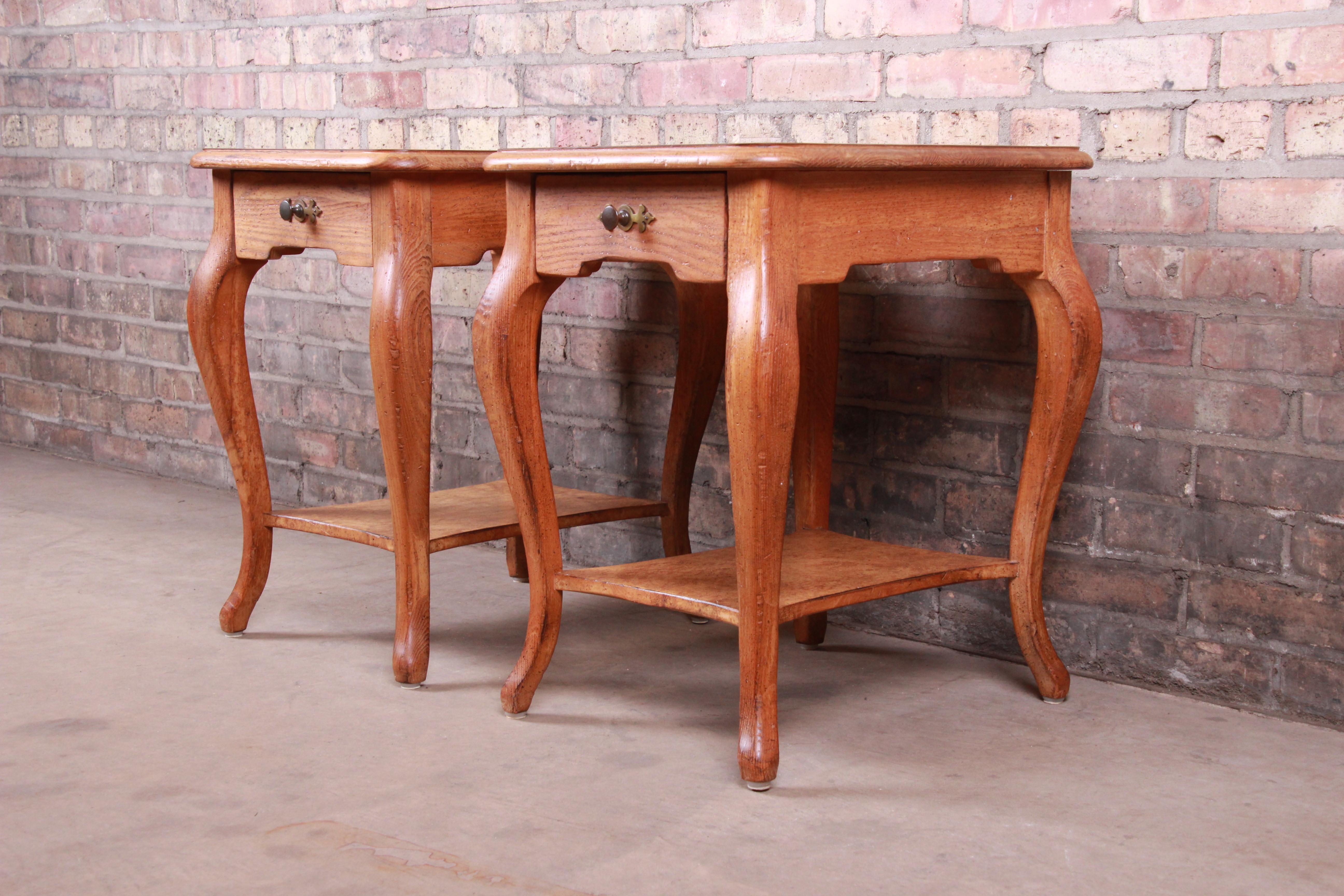 John Widdicomb French Provincial Louis XV Oak and Burl Wood Nightstands, Pair In Good Condition For Sale In South Bend, IN