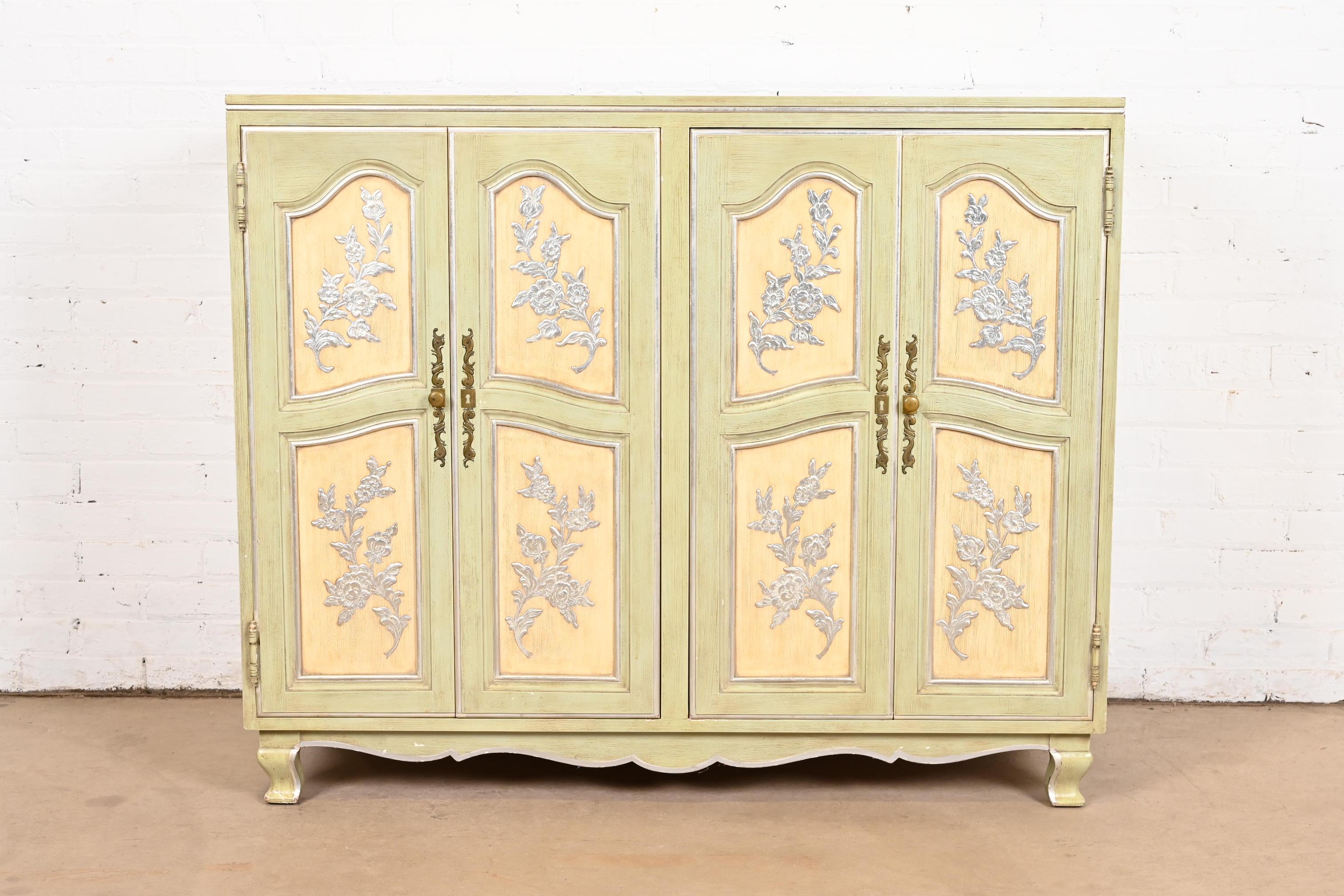 Preciosa cómoda o cajonera de estilo rococó francés o provincial francés Luis XV

Por John Widdicomb

EEUU, circa 1950s

Madera maciza de cerezo tallada, con acabado original lacado en crema y verde claro, bonitos adornos y detalles florales dorados