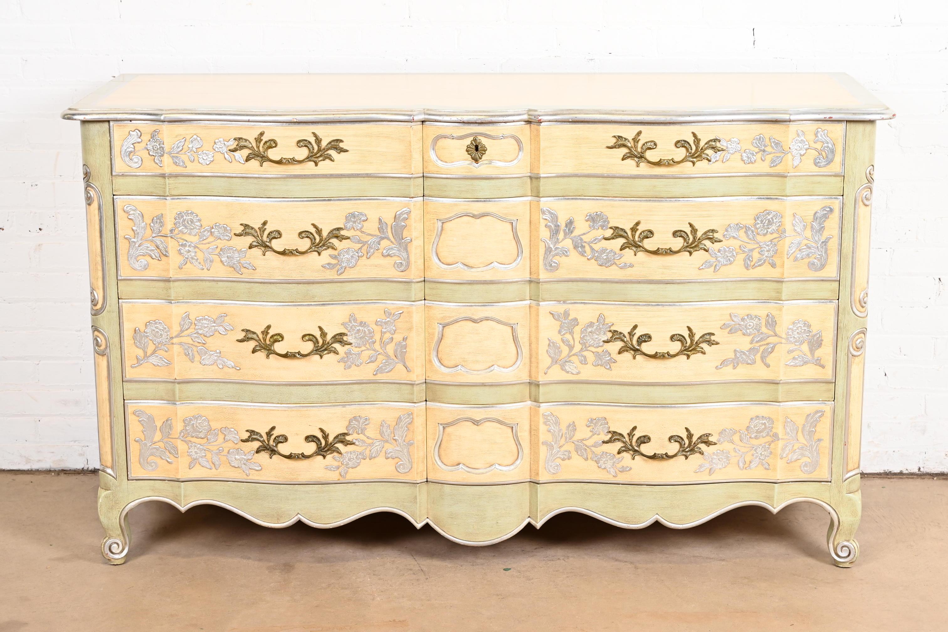 Uno splendido comò o credenza a otto cassetti in stile French Rococo o French Provincial Luigi XV

Di John Widdicomb

USA, Circa anni '50

In legno massiccio di ciliegio intagliato, con finitura originale laccata color crema e verde chiaro,