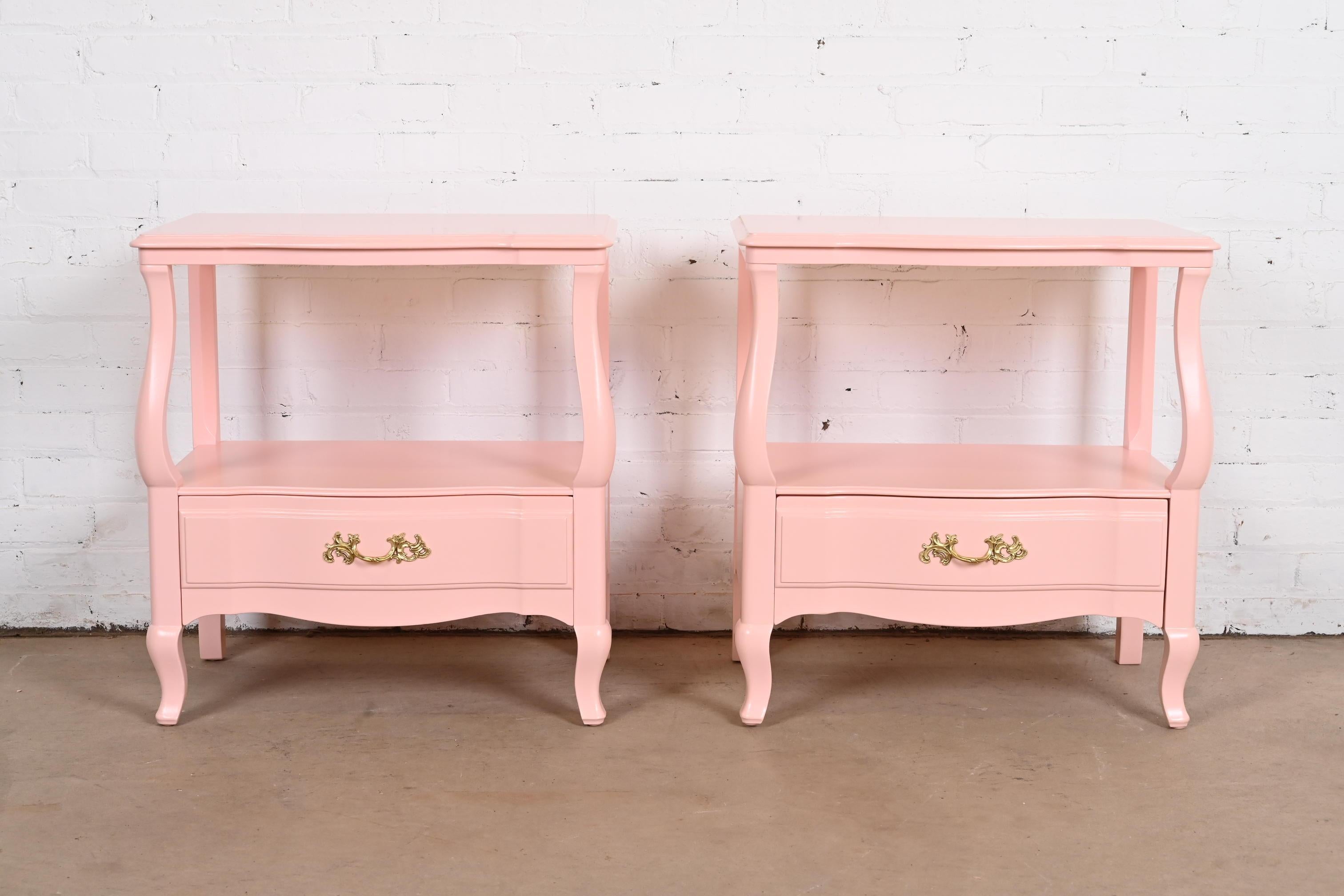 A gorgeous pair of French Provincial Louis XV style bedside tables

By John Widdicomb

USA, 1950s

Pink lacquered cherry wood, with original brass hardware.

Measures: 24