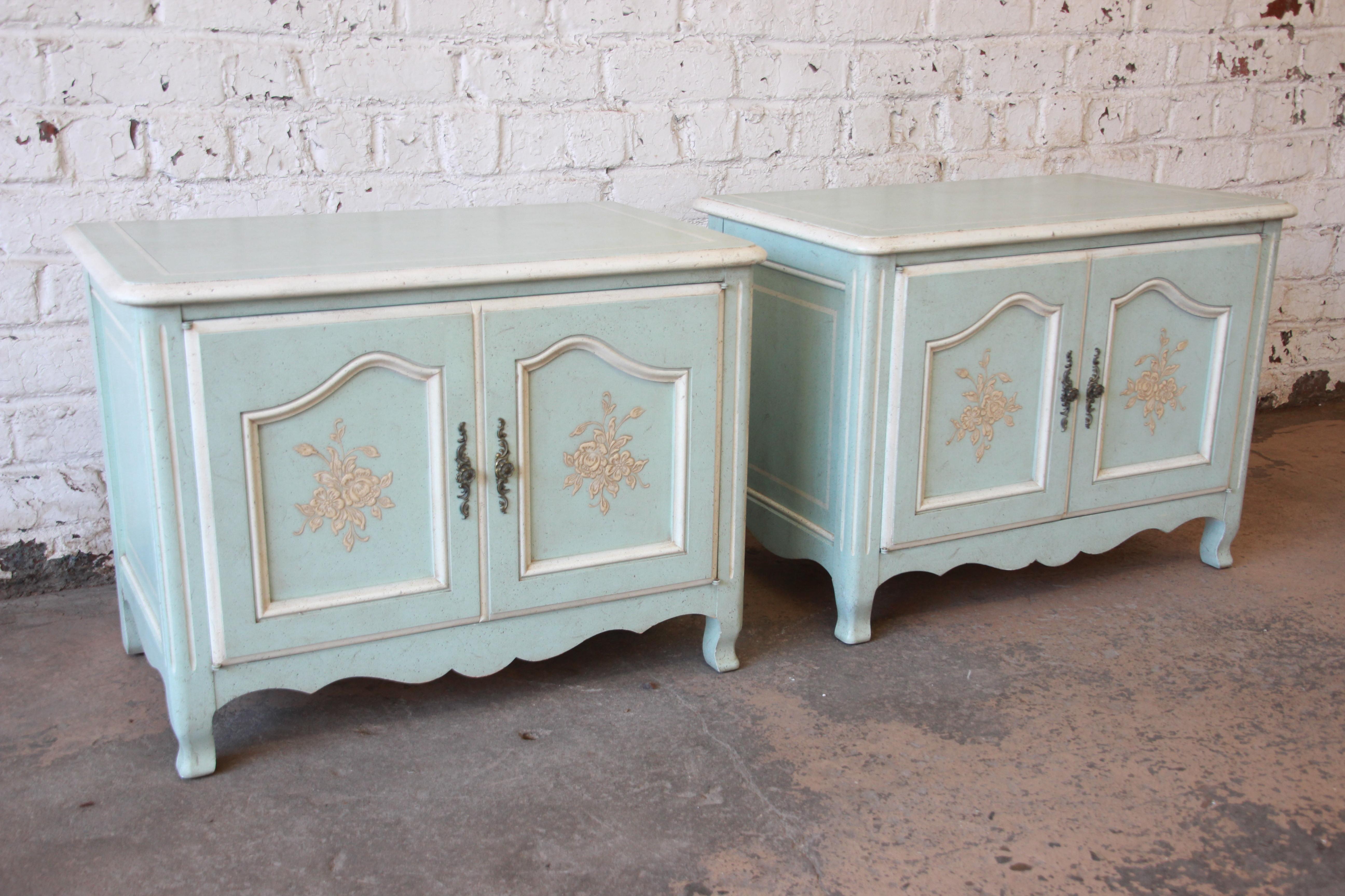 John Widdicomb French Provincial Louis XV Style Nightstands, Pair In Excellent Condition In South Bend, IN