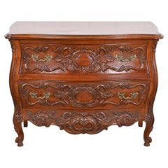 Commode ou coffre à tiroirs provincial français Louis XV en noyer de John Widdicomb