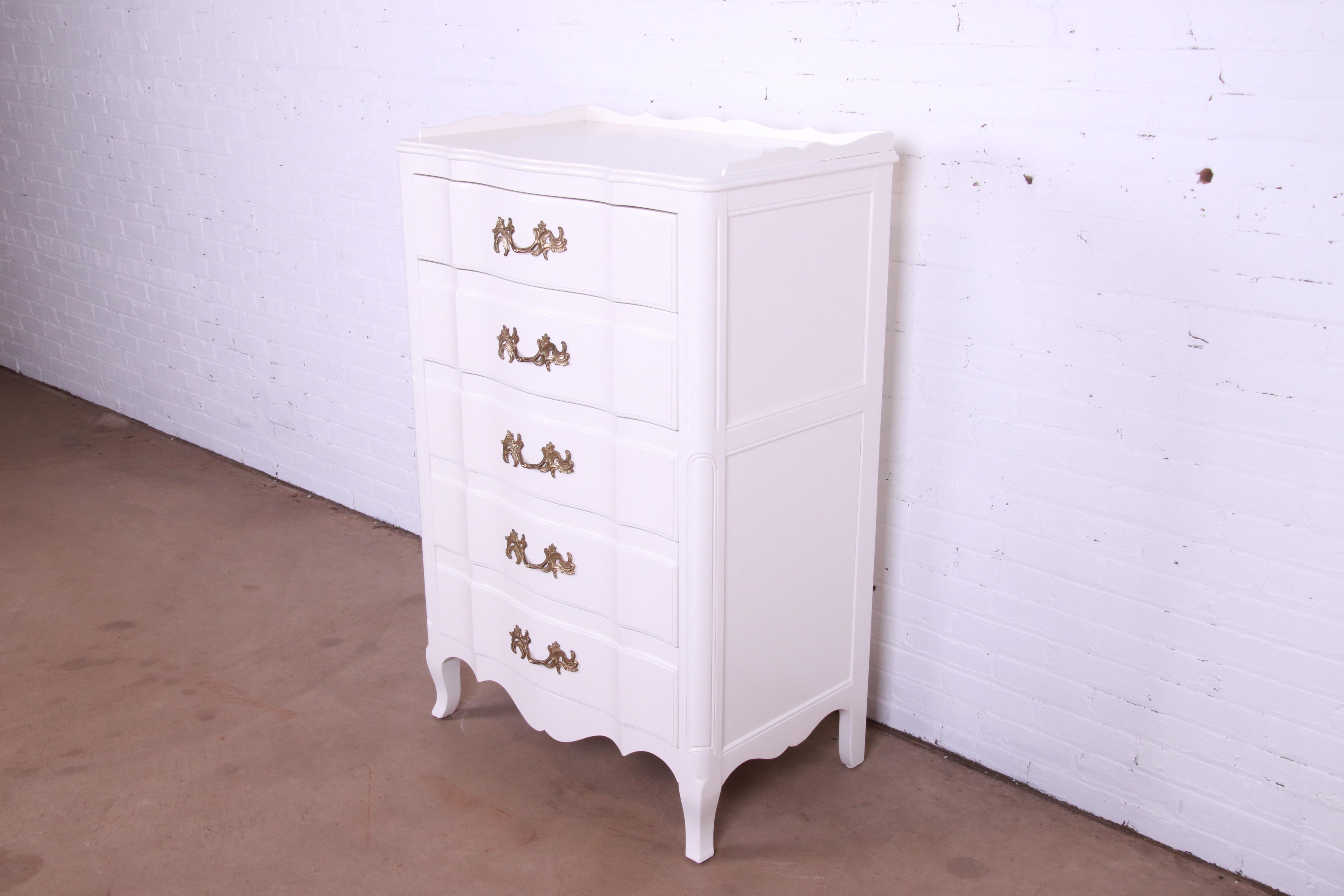 An exceptional French Provincial Louis XV style highboy dresser

By John Widdicomb

USA, Circa 1940s

White lacquered mahogany, with original brass hardware.

Measures: 33.5