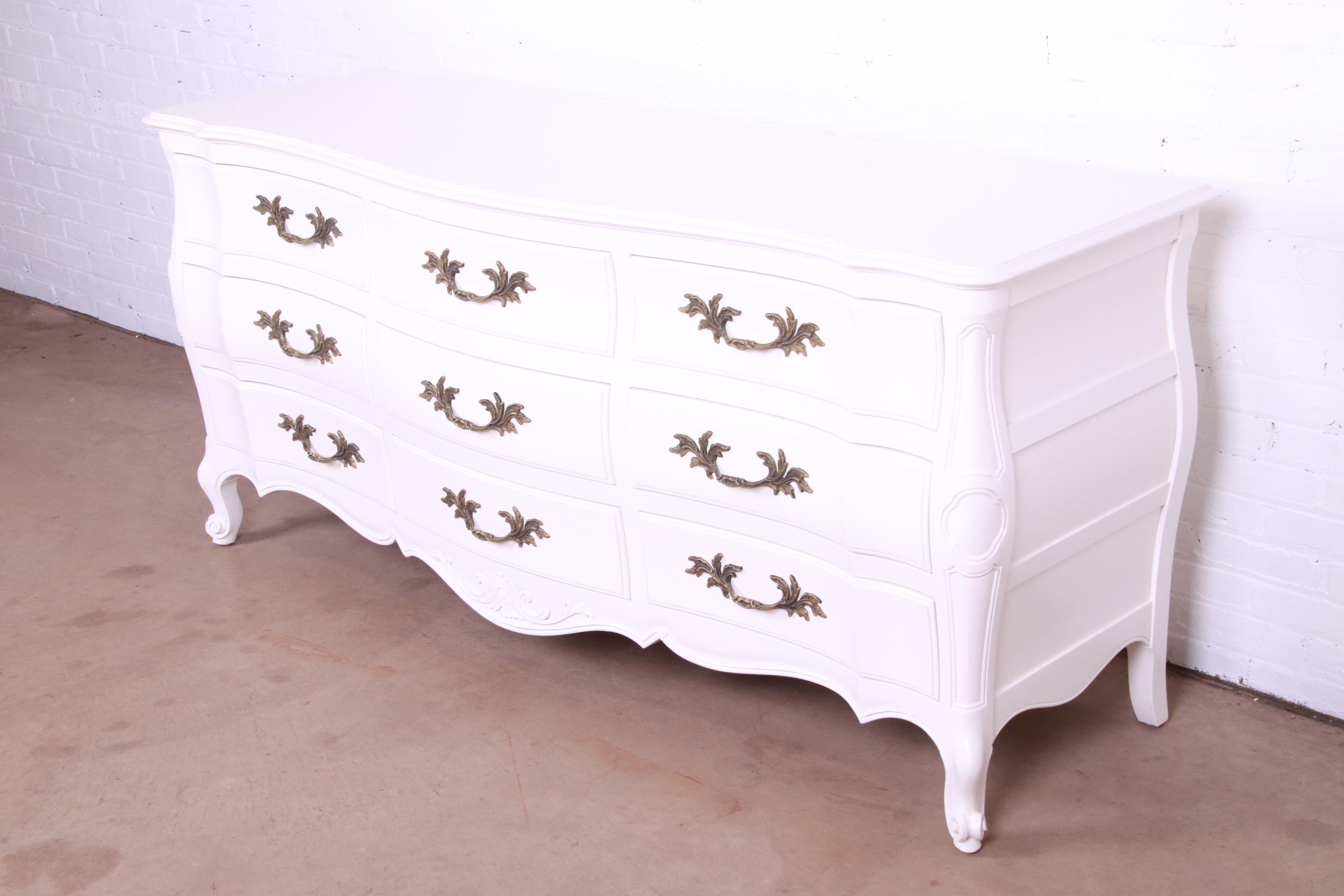 An exceptional French Provincial Louis XV style nine-drawer dresser or credenza

By John Widdicomb

USA, Circa 1950s

White lacquered solid walnut, with original brass hardware.

Measures: 74.25