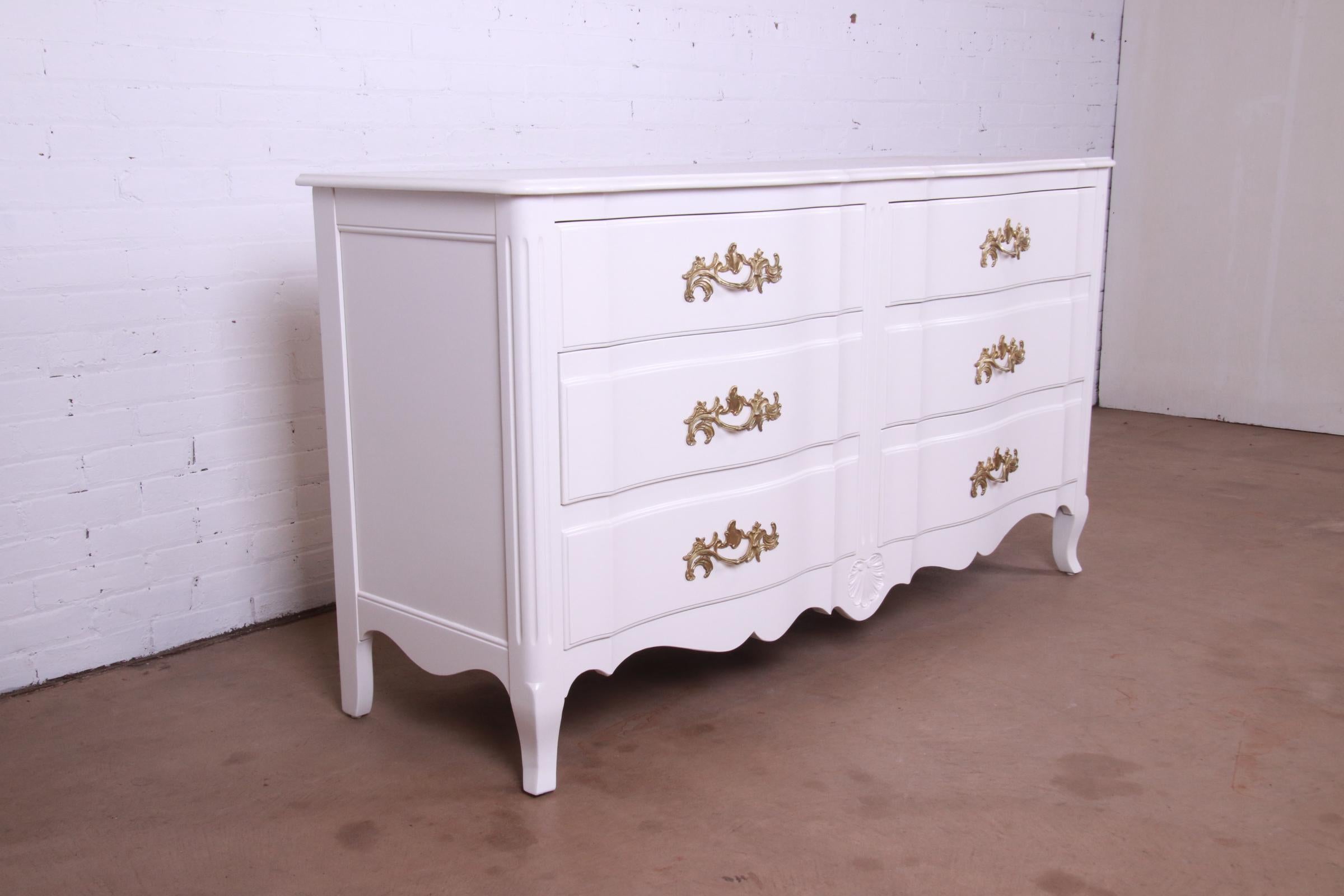 20ième siècle John Widdicomb French Provincial Louis XV White Lacquered Dresser, Refinished en vente