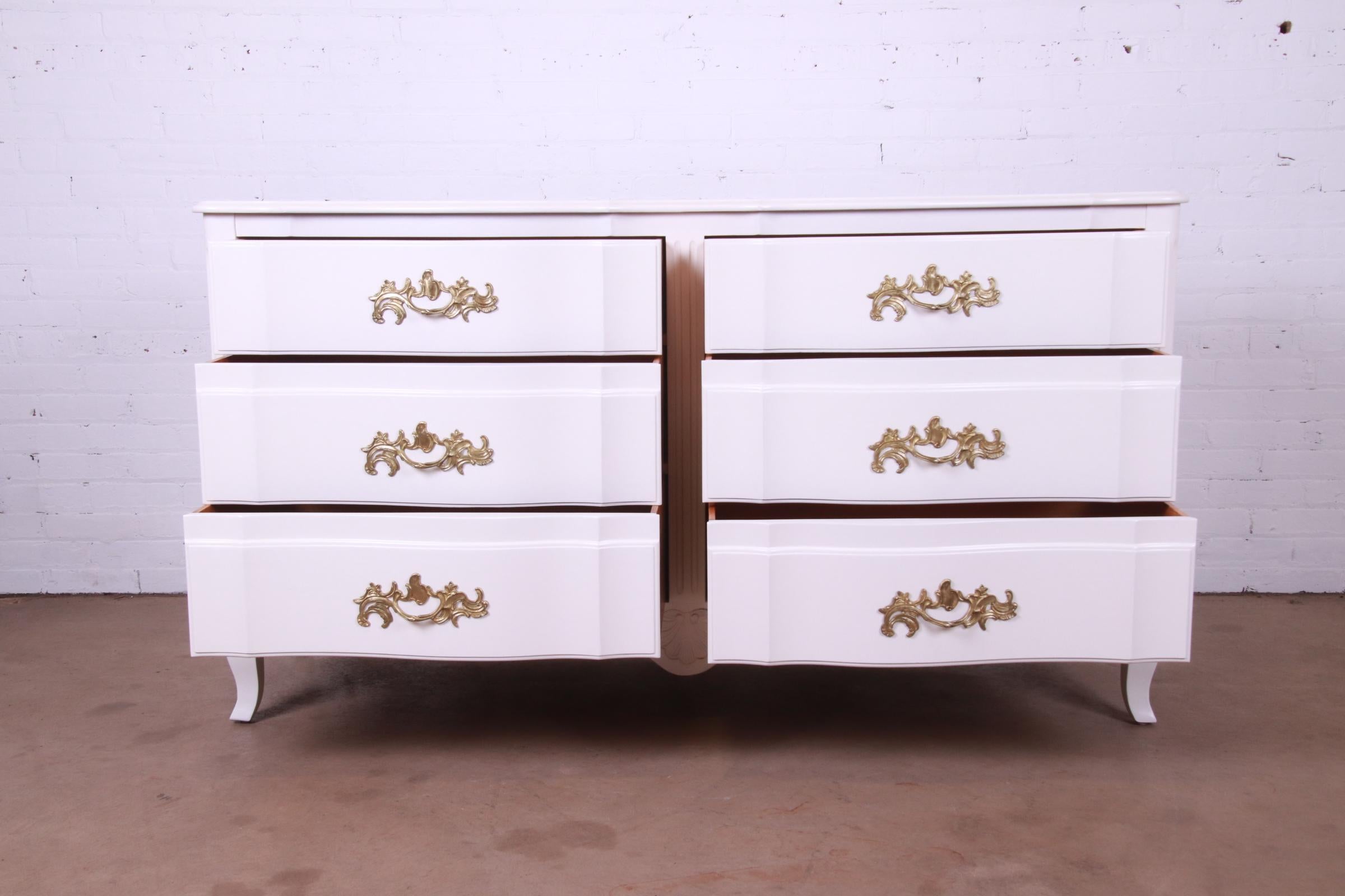 20ième siècle John Widdicomb French Provincial Louis XV White Lacquered Dresser, Refinished
