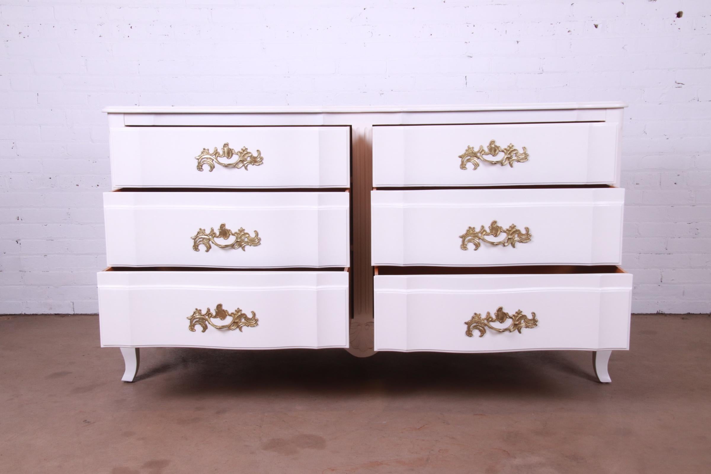 Laiton John Widdicomb French Provincial Louis XV White Lacquered Dresser, Refinished en vente