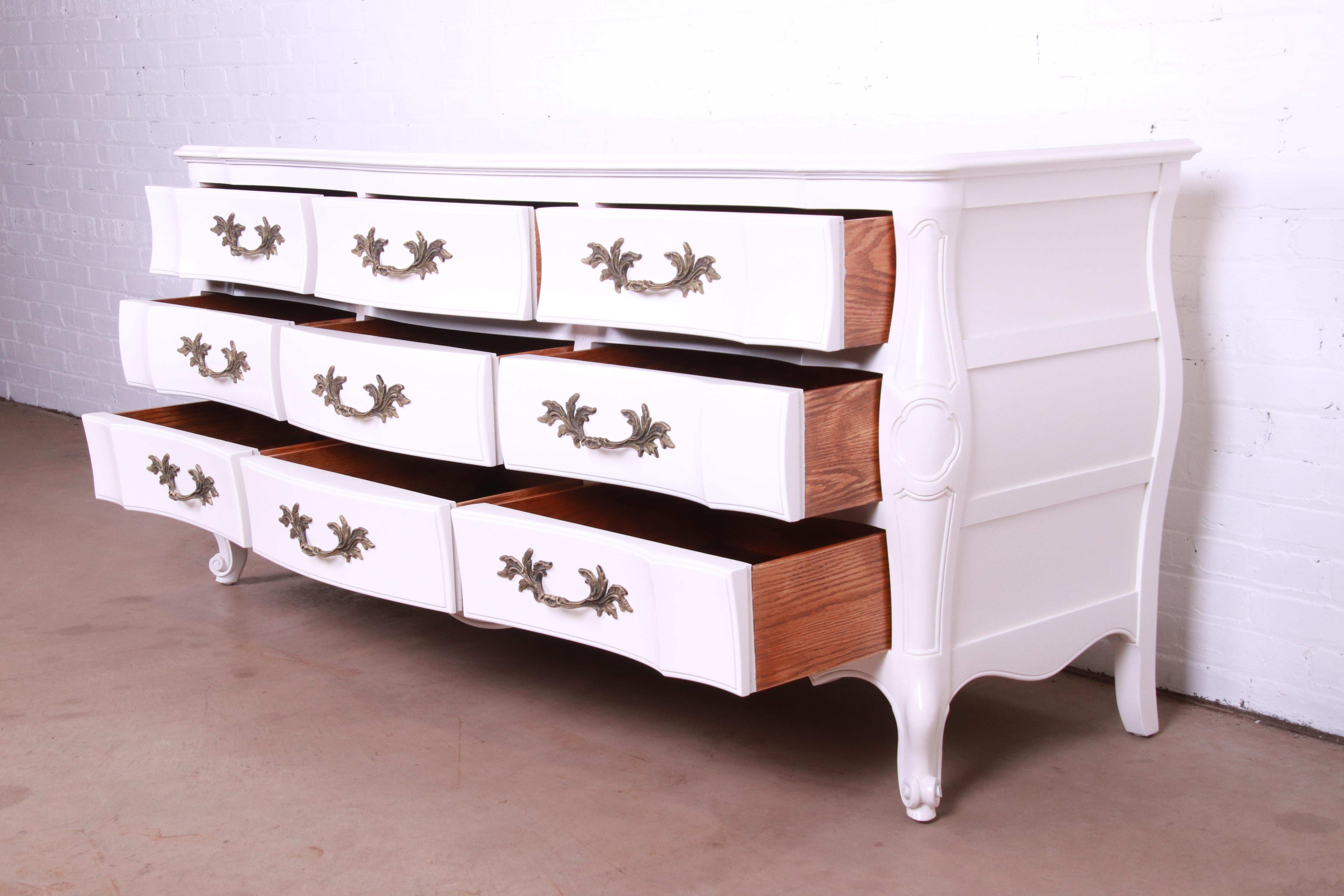 20ième siècle Commode provinciale française Louis XV laquée blanche de John Widdicomb, revernie