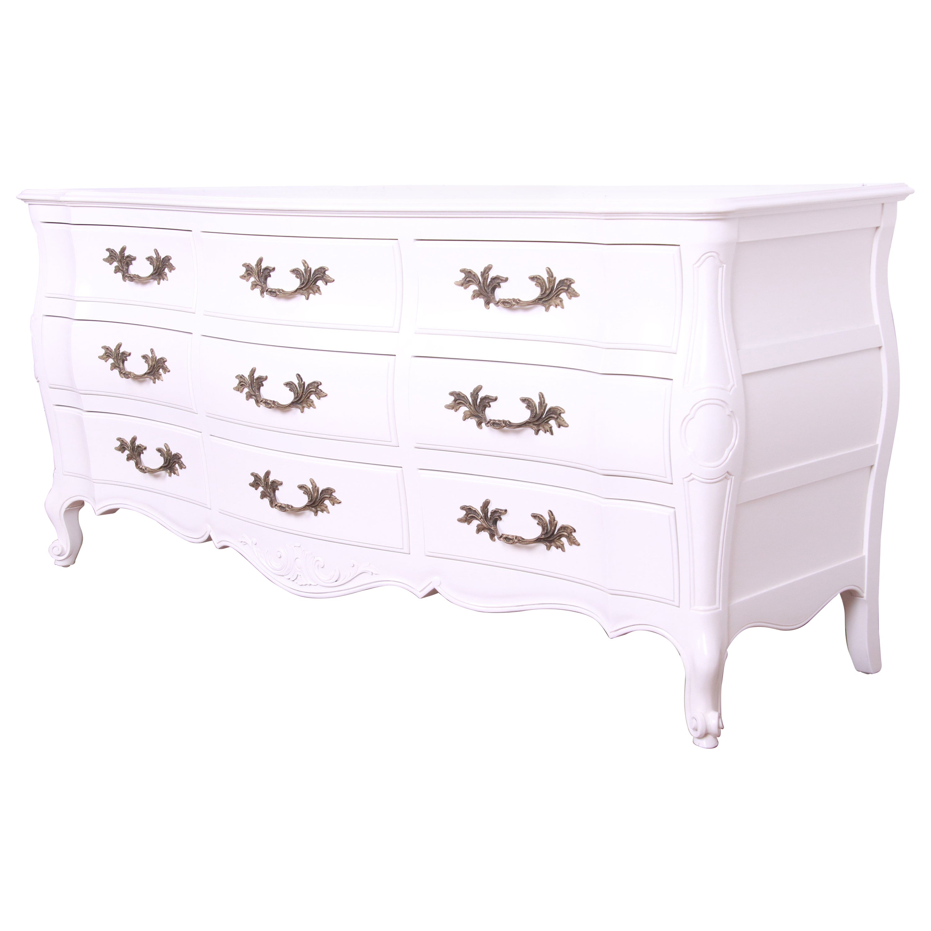 Commode provinciale française Louis XV laquée blanche de John Widdicomb, revernie