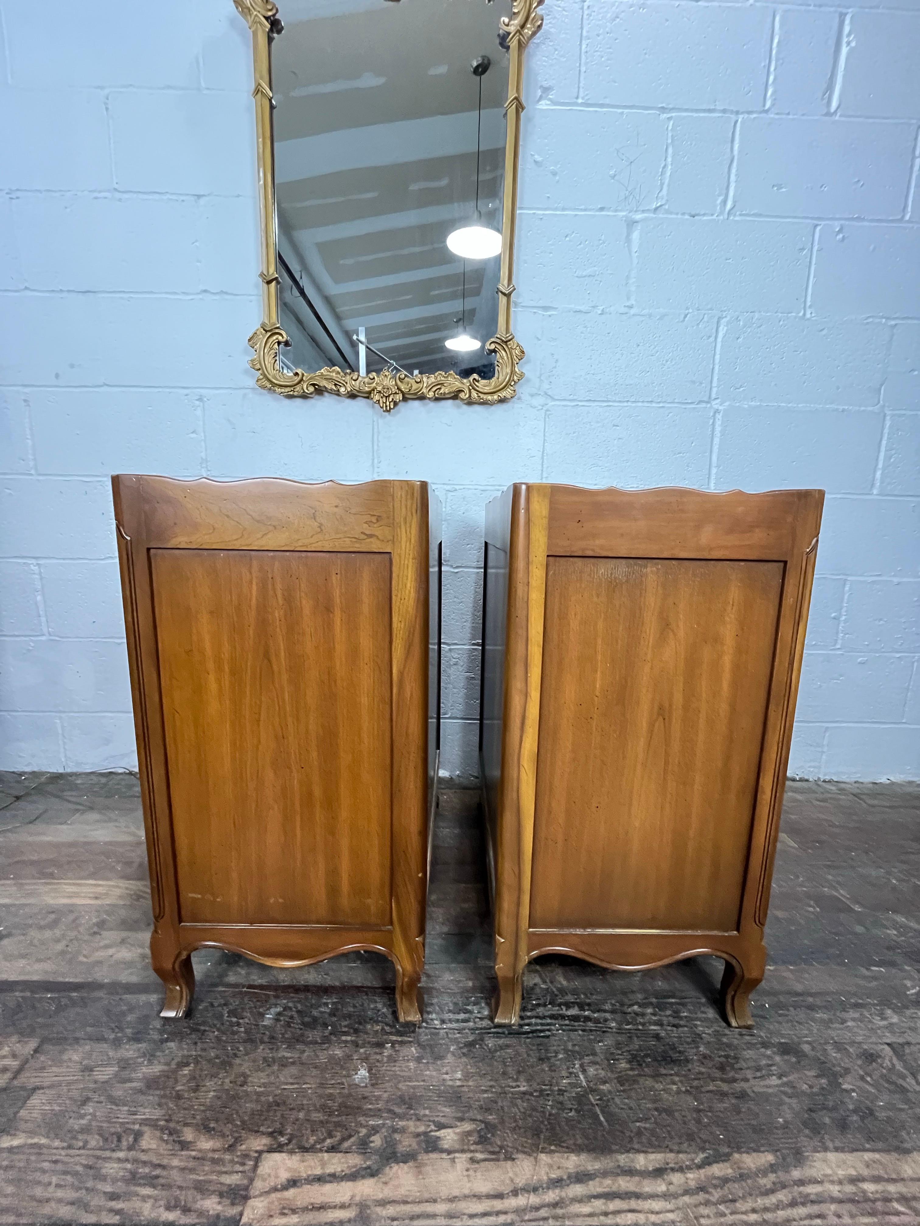 Paire de tables de nuit provinciales françaises de John Widdicomb en vente 3