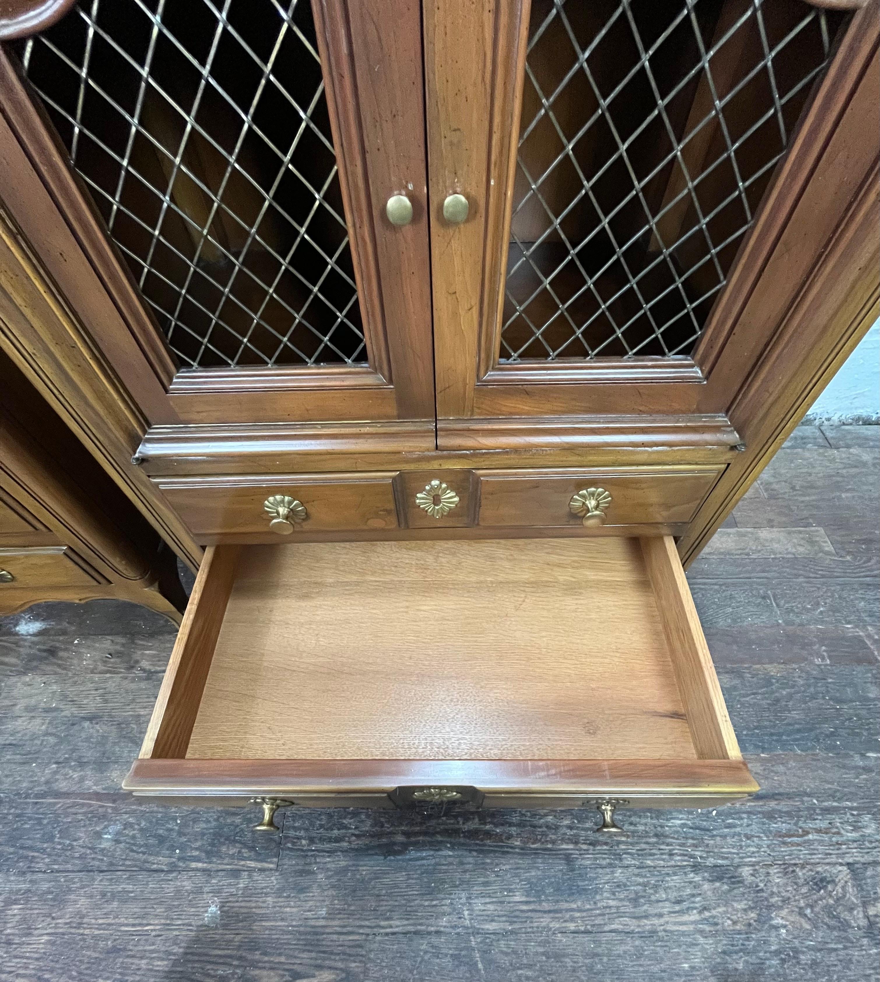 Paire de tables de nuit provinciales françaises de John Widdicomb en vente 4