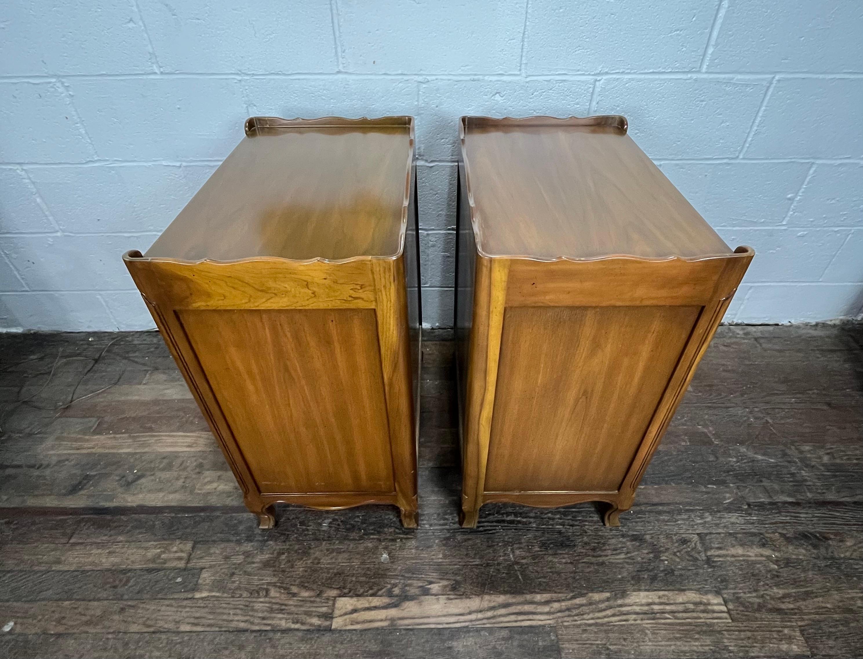 Paire de tables de nuit provinciales françaises de John Widdicomb en vente 5