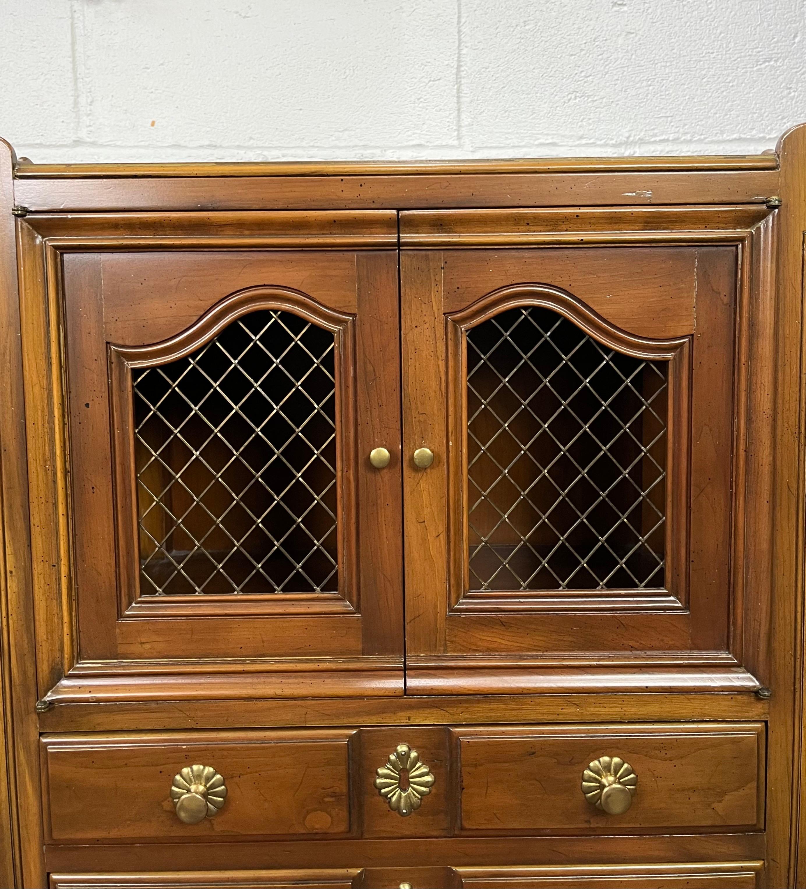 Paire de tables de nuit provinciales françaises de John Widdicomb en vente 6