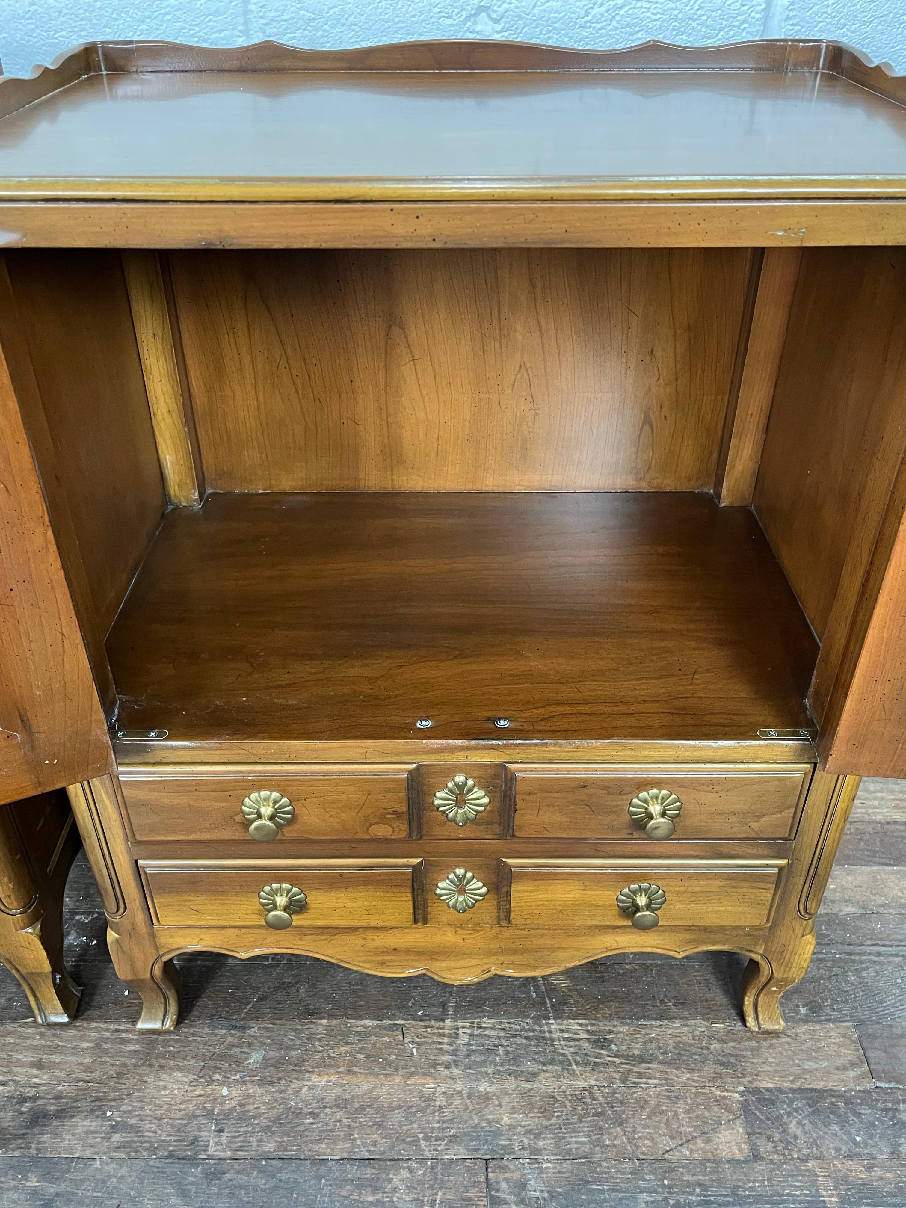 Paire de tables de nuit provinciales françaises de John Widdicomb en vente 7