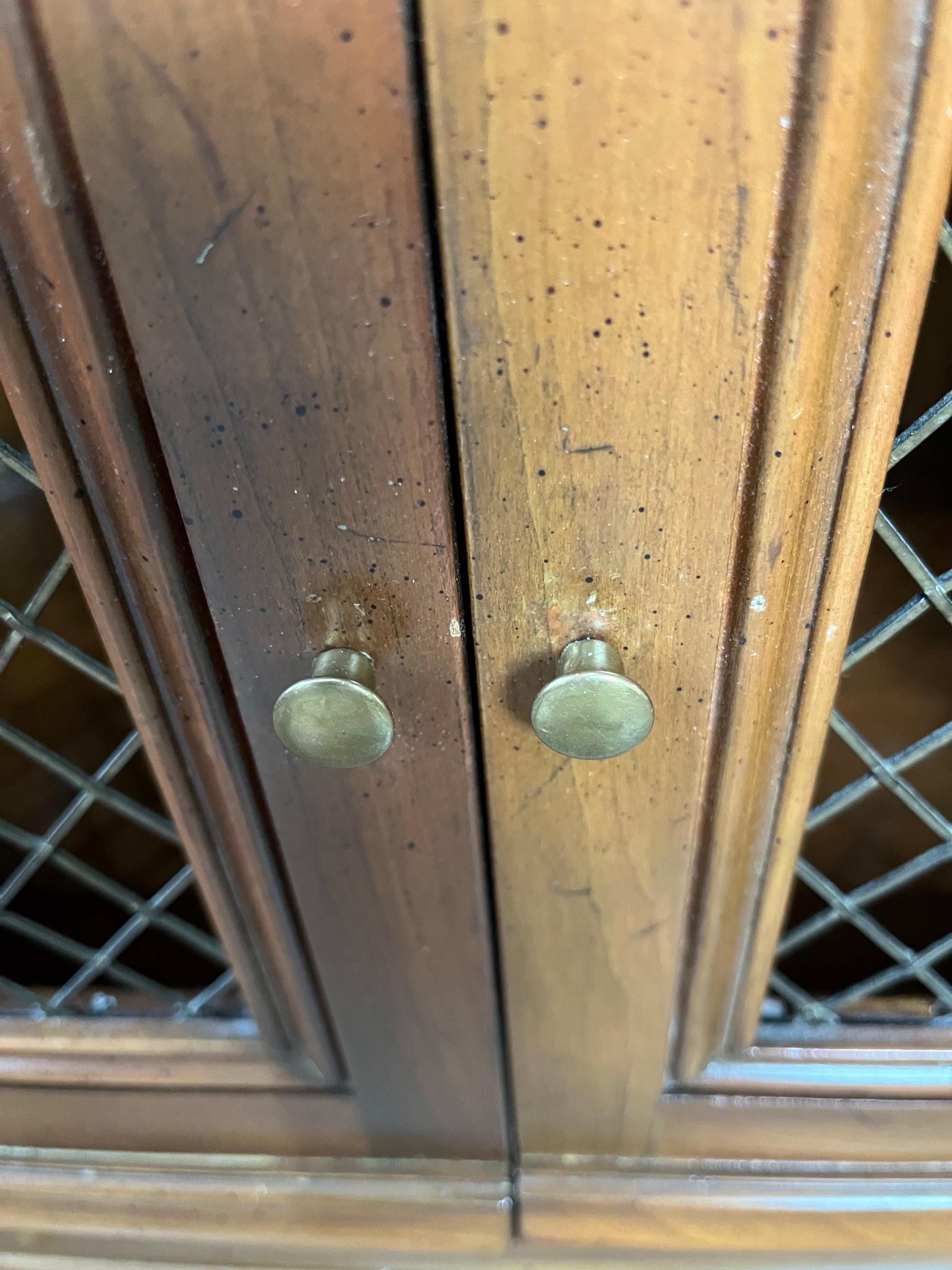 Paire de tables de nuit à deux tiroirs de style provincial français John Widdicomb
Meubles John Widdicomb, États-Unis, années 1950
22 large x 14 profond x 28 haut
Tables de nuit à 2 tiroirs de style provincial français avec de spectaculaires