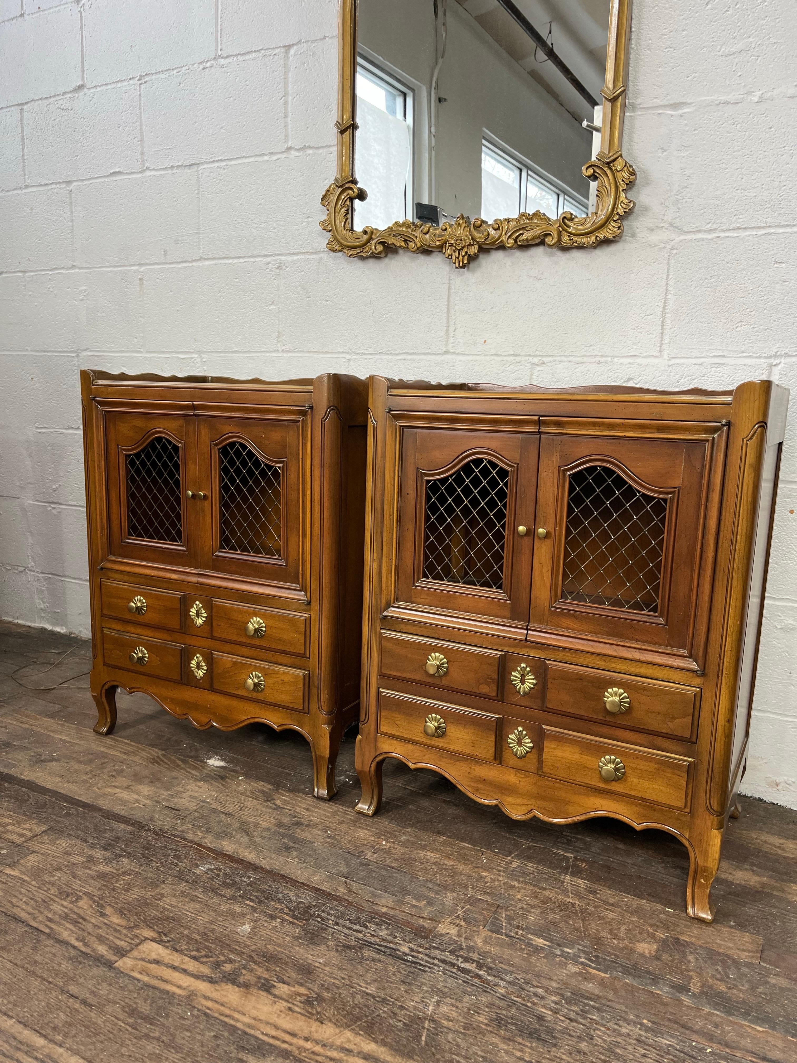 Provincial français Paire de tables de nuit provinciales françaises de John Widdicomb en vente