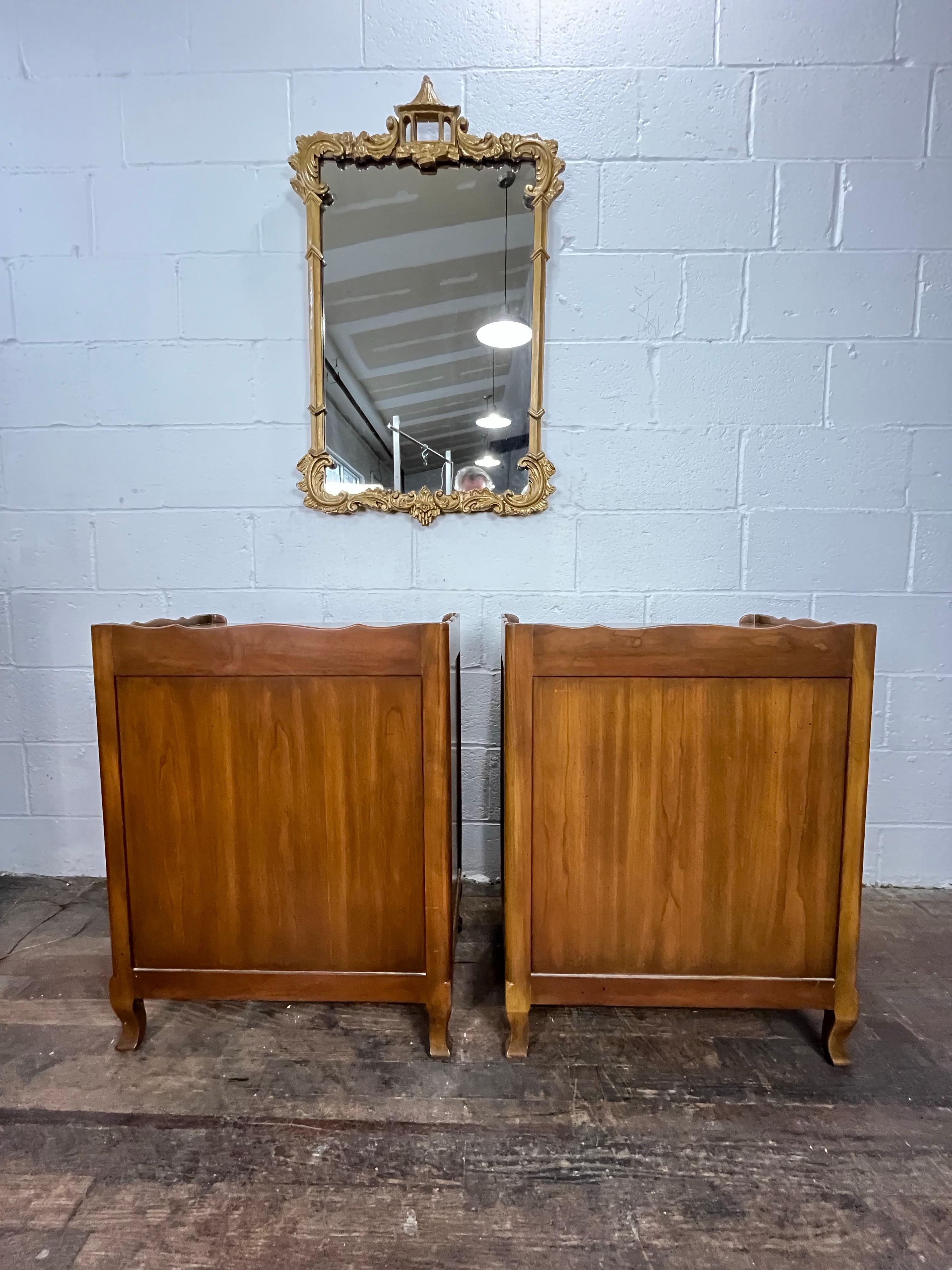 Américain Paire de tables de nuit provinciales françaises de John Widdicomb en vente