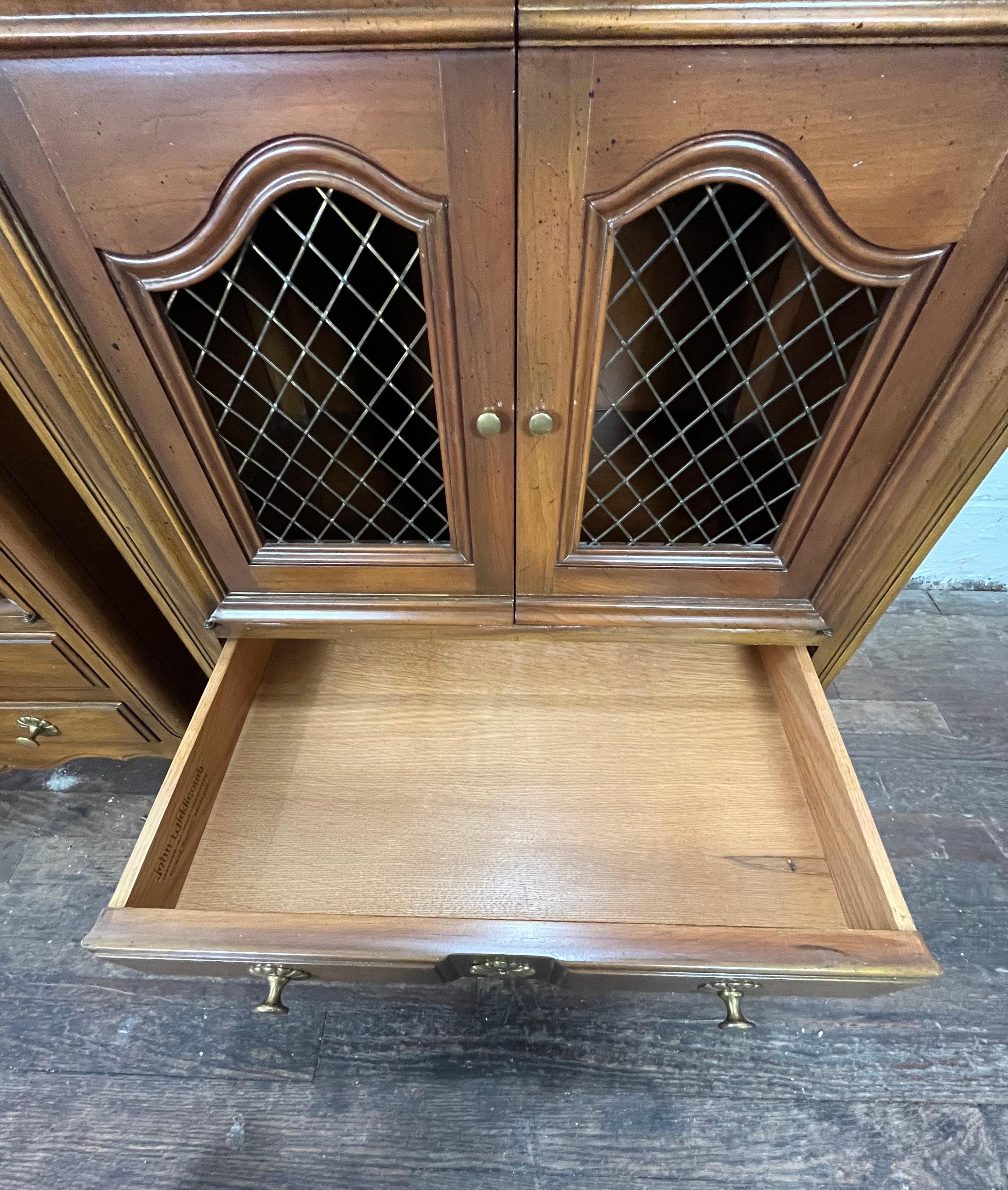 Paire de tables de nuit provinciales françaises de John Widdicomb Bon état - En vente à W Allenhurst, NJ