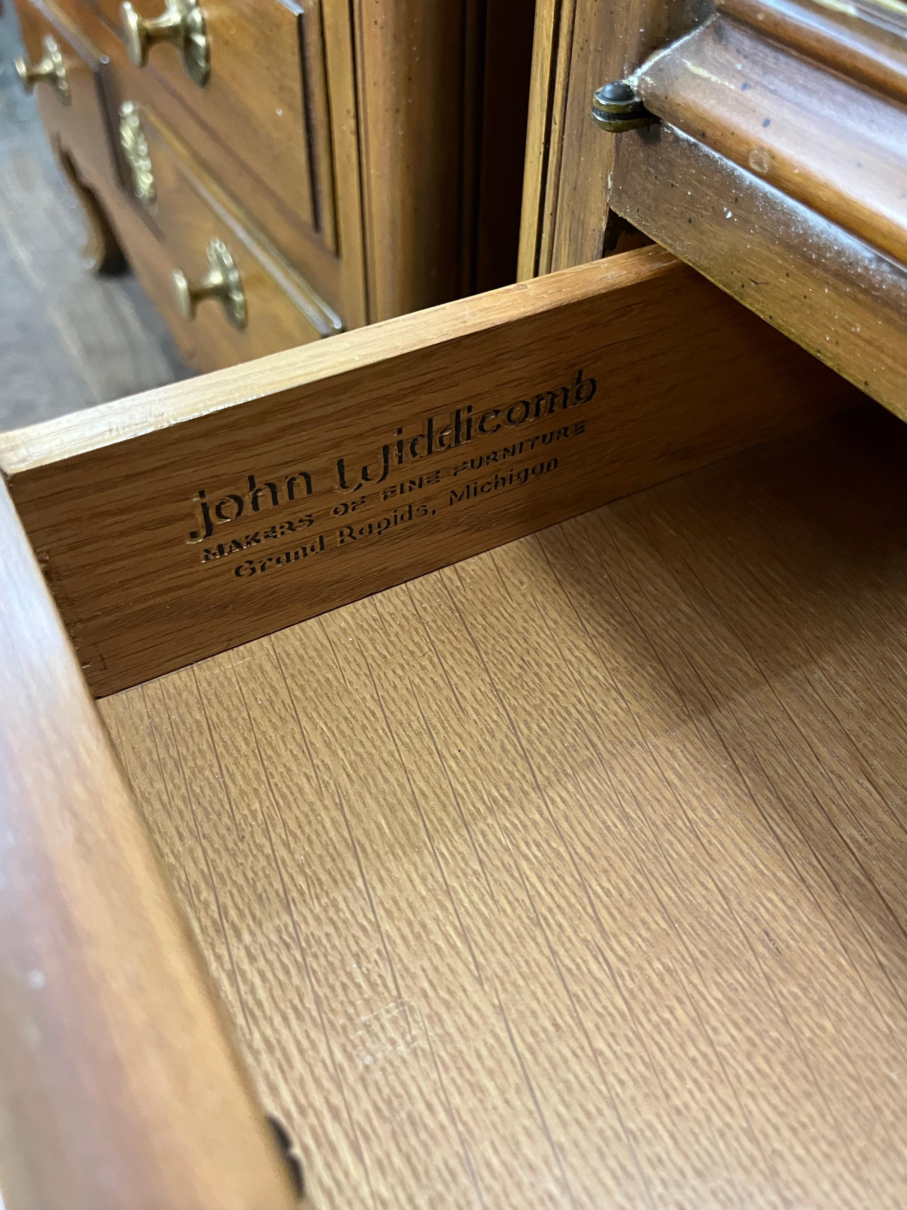 Milieu du XXe siècle Paire de tables de nuit provinciales françaises de John Widdicomb en vente