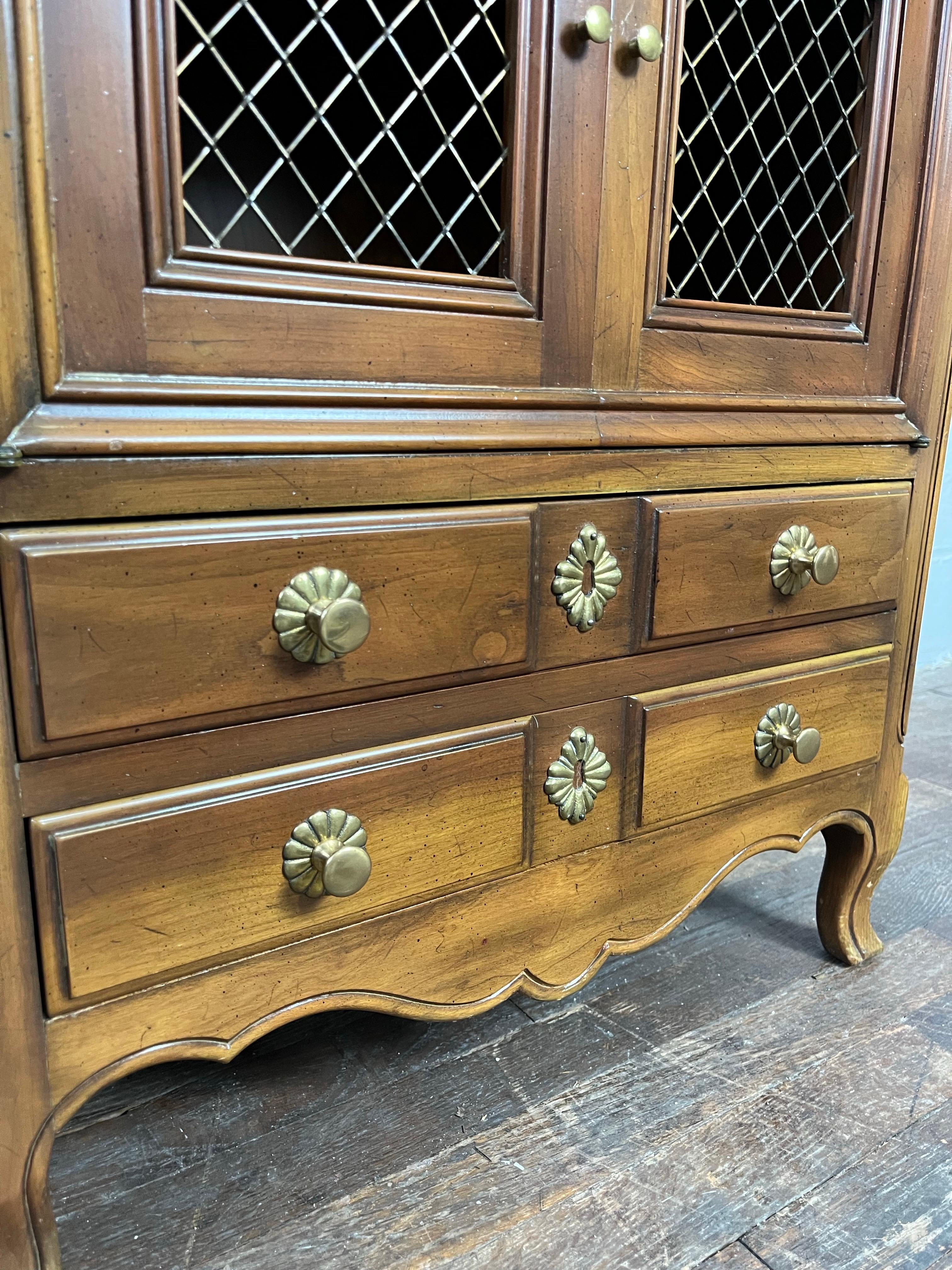 Laiton Paire de tables de nuit provinciales françaises de John Widdicomb en vente