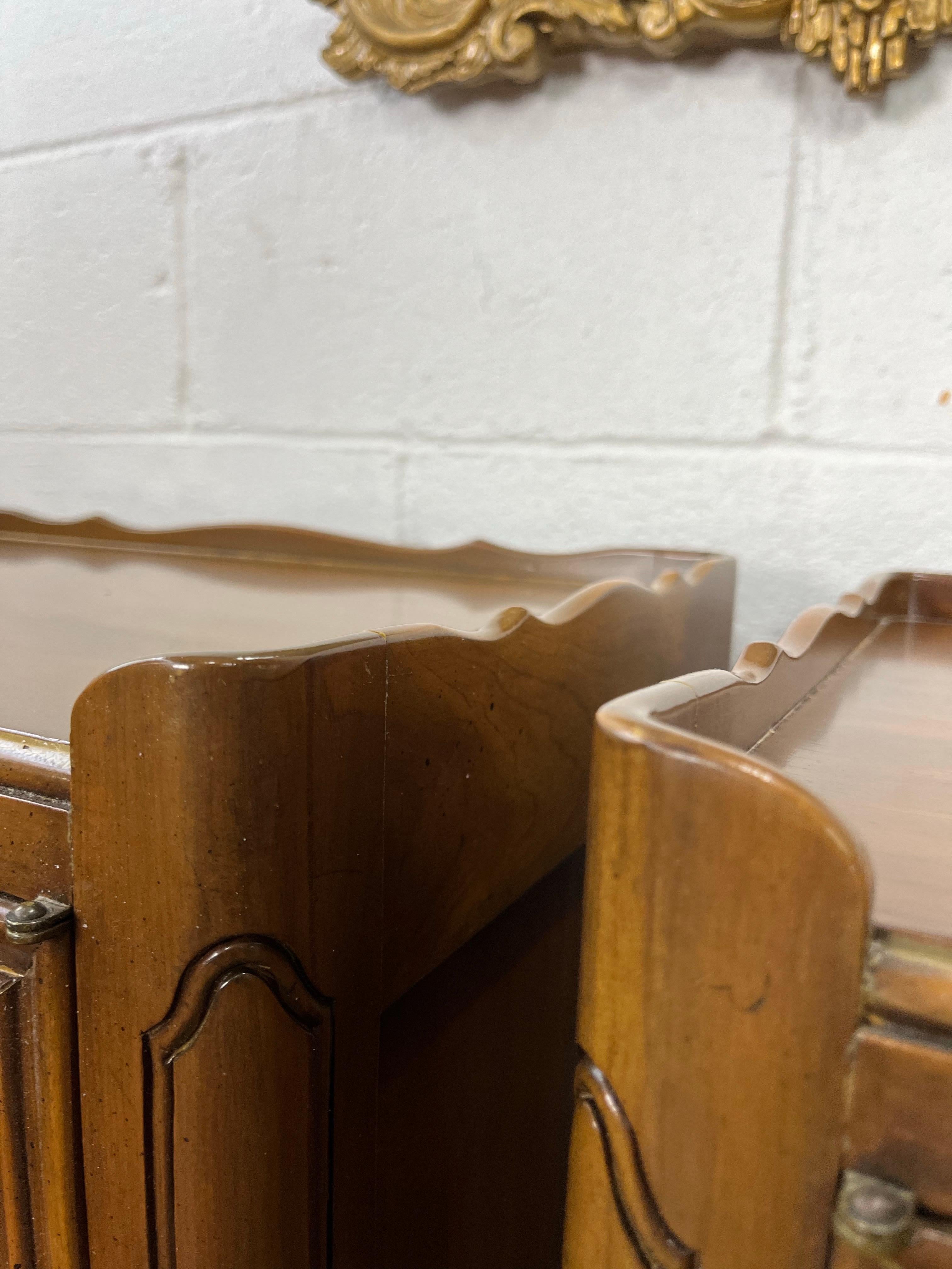 Paire de tables de nuit provinciales françaises de John Widdicomb en vente 1