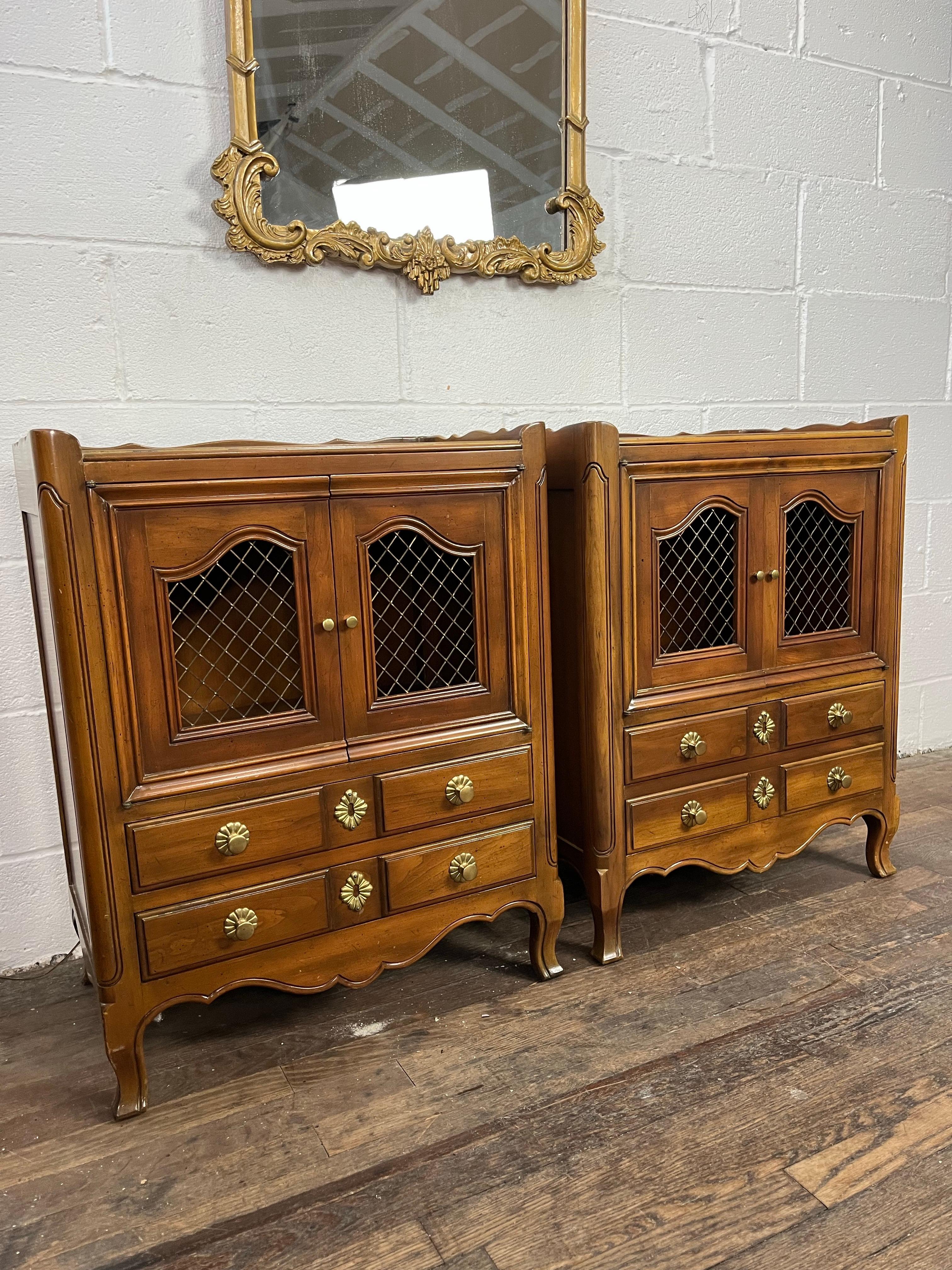 Paire de tables de nuit provinciales françaises de John Widdicomb en vente 2