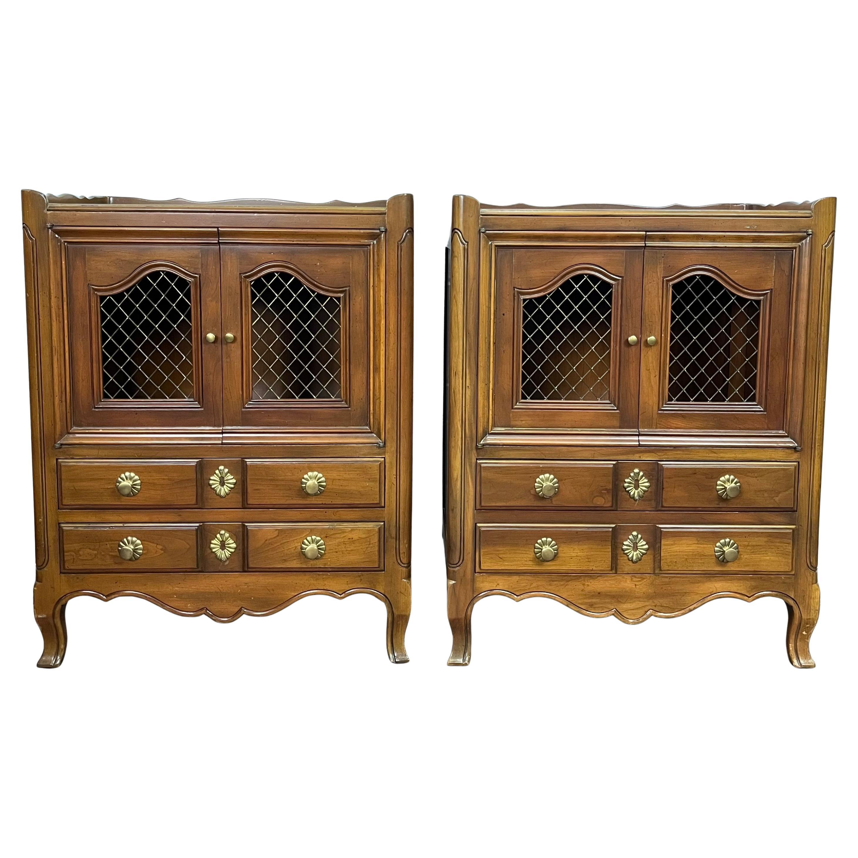 Paire de tables de nuit provinciales françaises de John Widdicomb