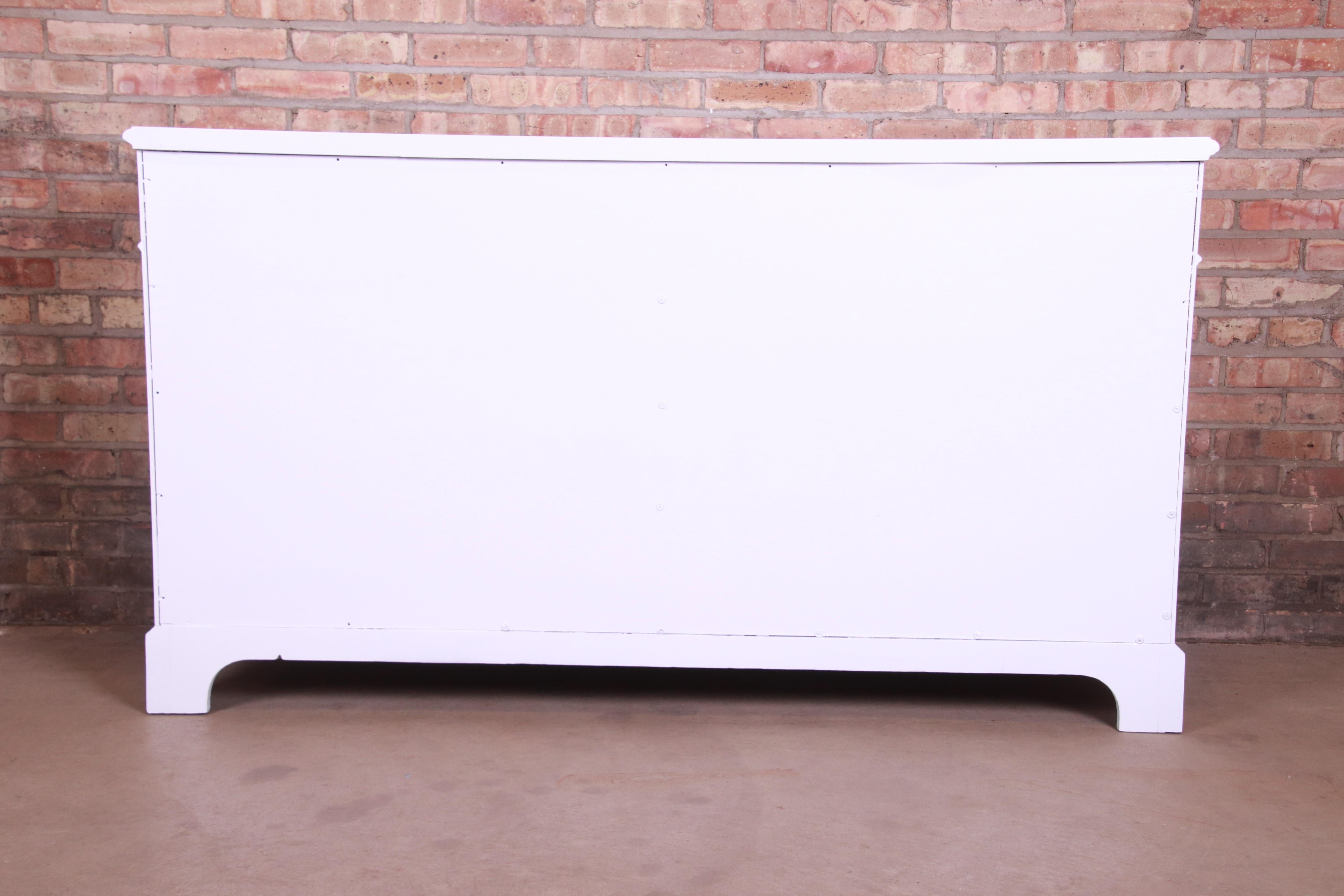 Commode provinciale française laquée blanche de John Widdicomb, nouvellement revernie 10