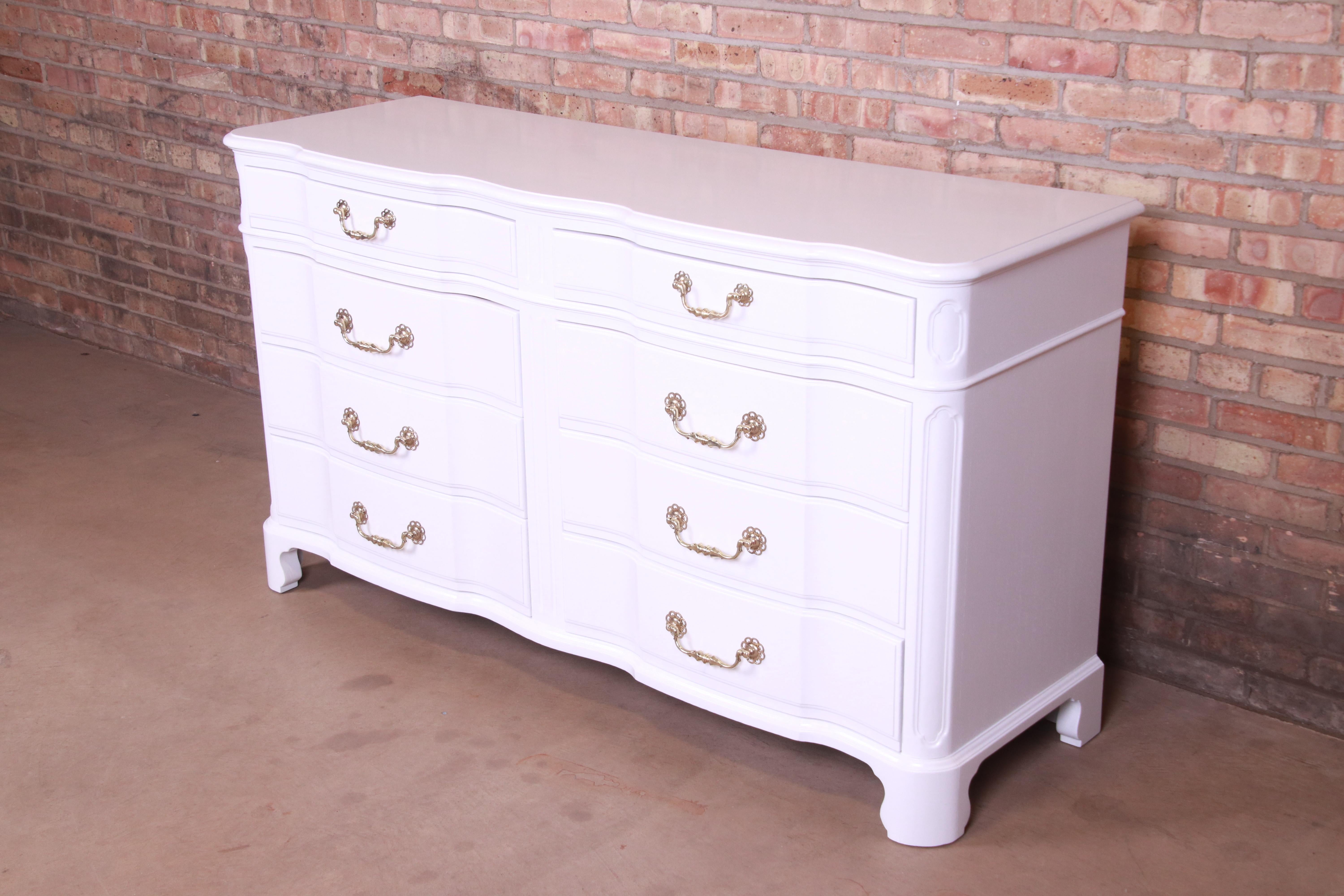 Provincial français Commode provinciale française laquée blanche de John Widdicomb, nouvellement revernie