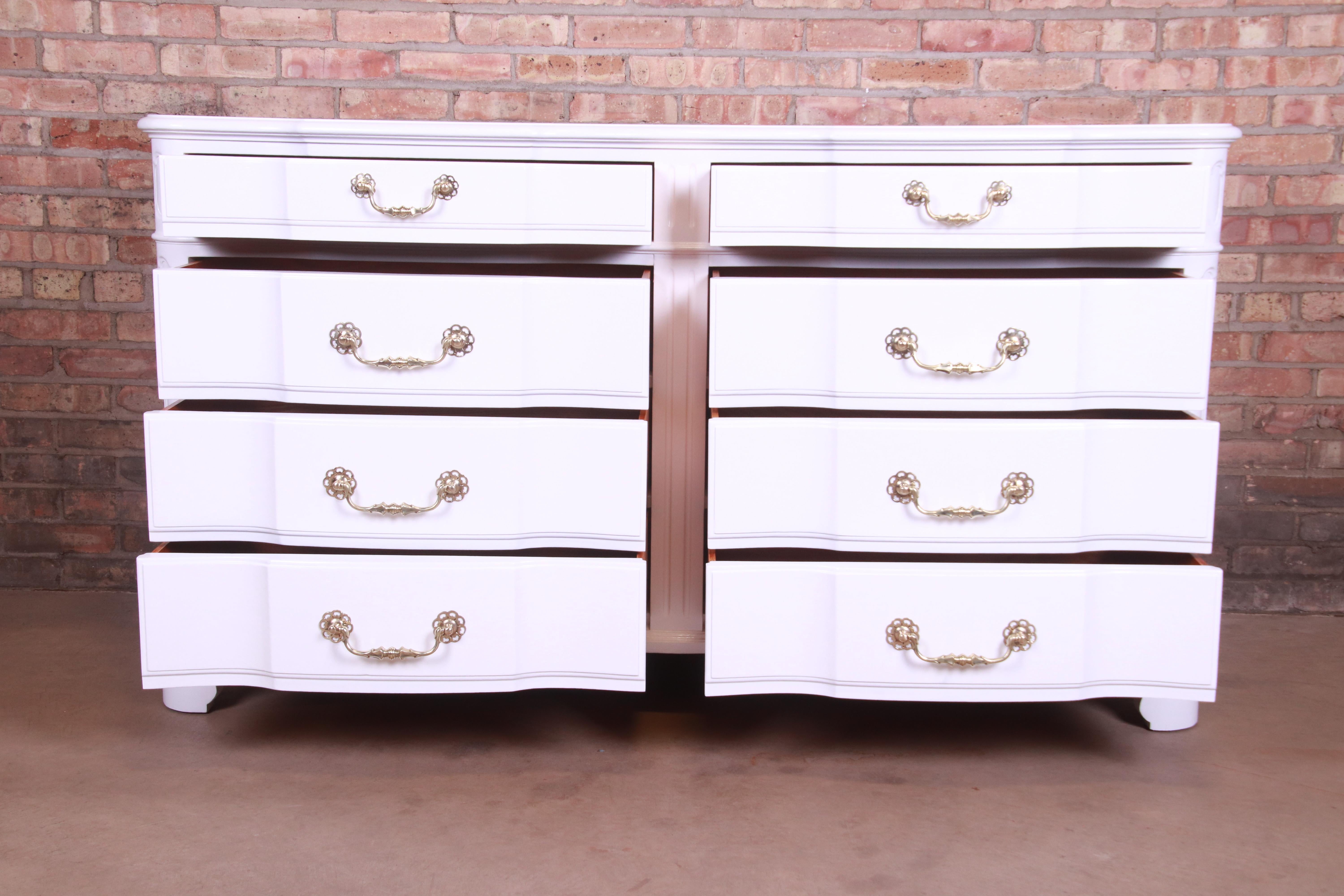 Laiton Commode provinciale française laquée blanche de John Widdicomb, nouvellement revernie