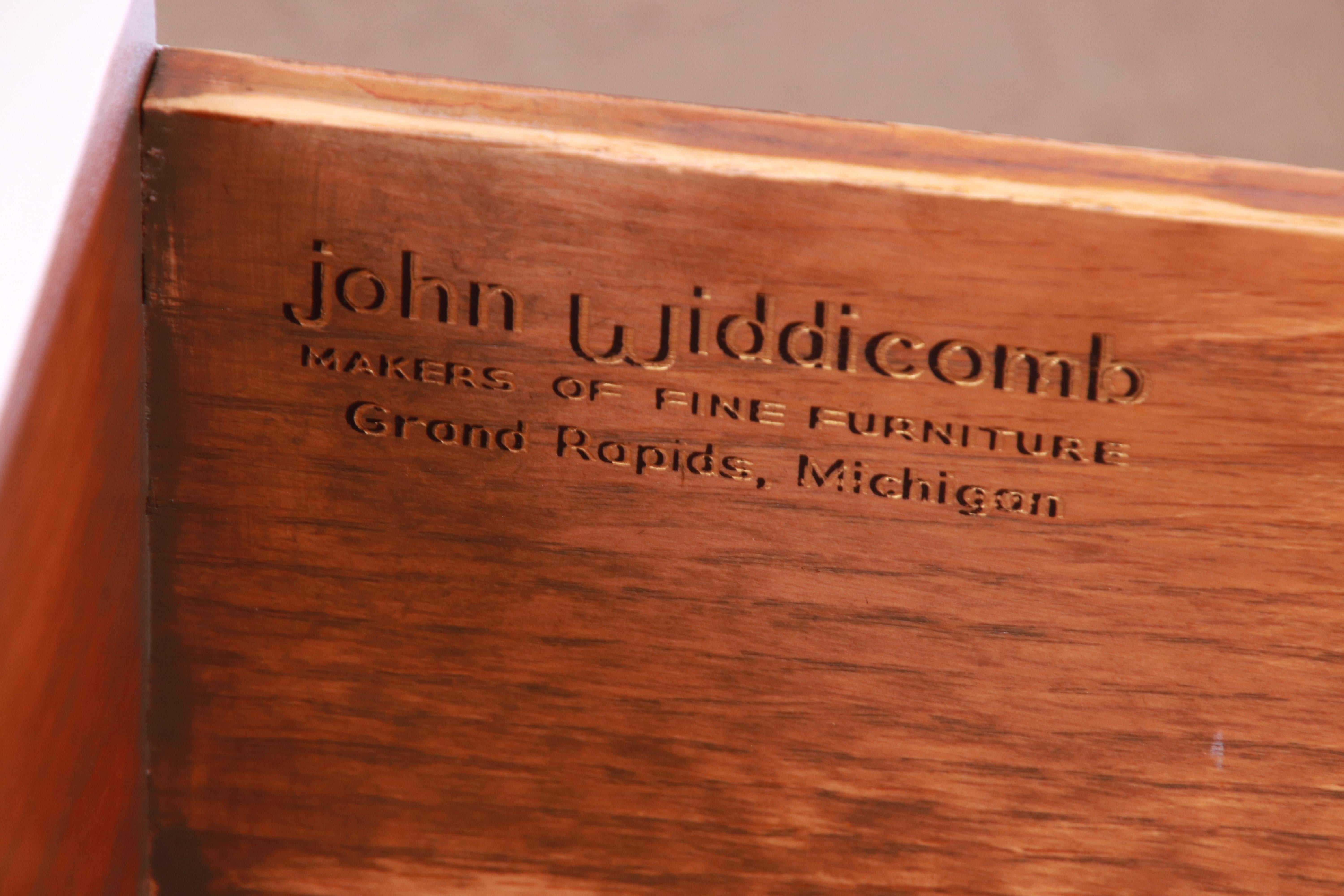 Tables de nuit provinciales franaises laques blanches de John Widdicomb, nouvellement revernies en vente 3