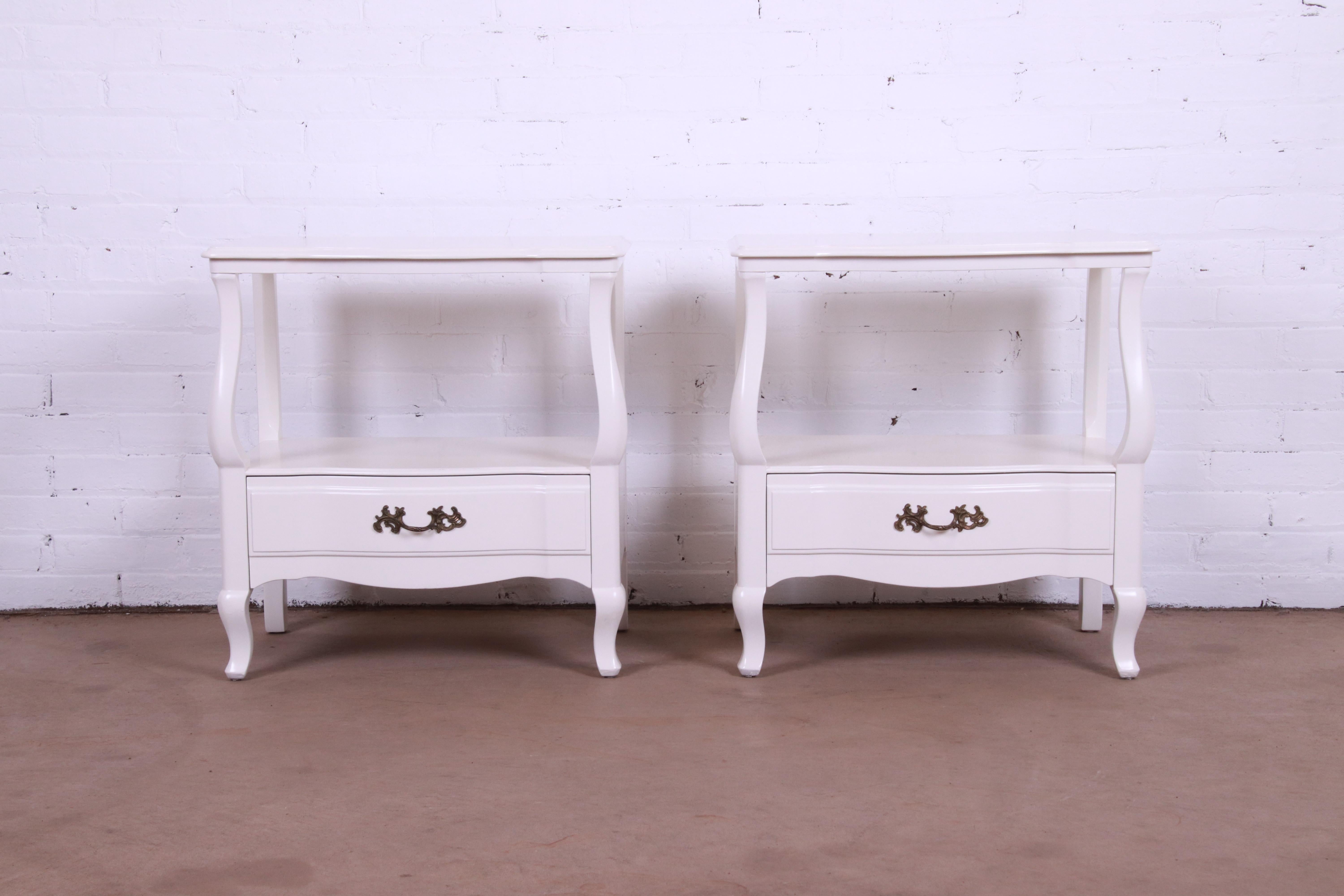 A gorgeous pair of French Provincial Louis XV style nightstands or end tables

By John Widdicomb

USA, Circa 1950s

Solid cherry wood in white lacquered finish, with original brass hardware.

Measures: 24