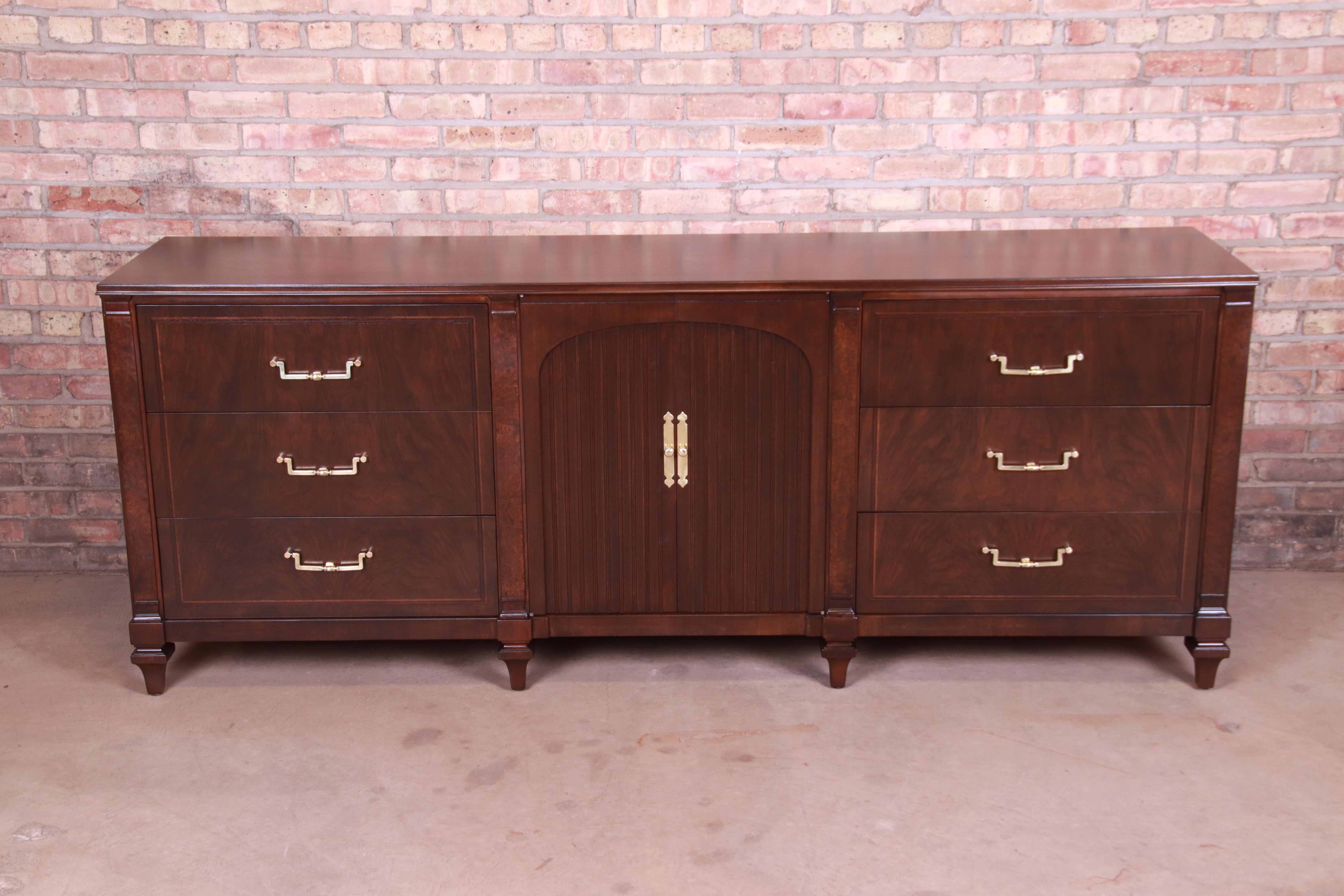 An exceptional French Regency style nine-drawer triple dresser or credenza

By John Widdicomb

USA, circa 1950s

Burled walnut, with original brass hardware.

Measures: 84
