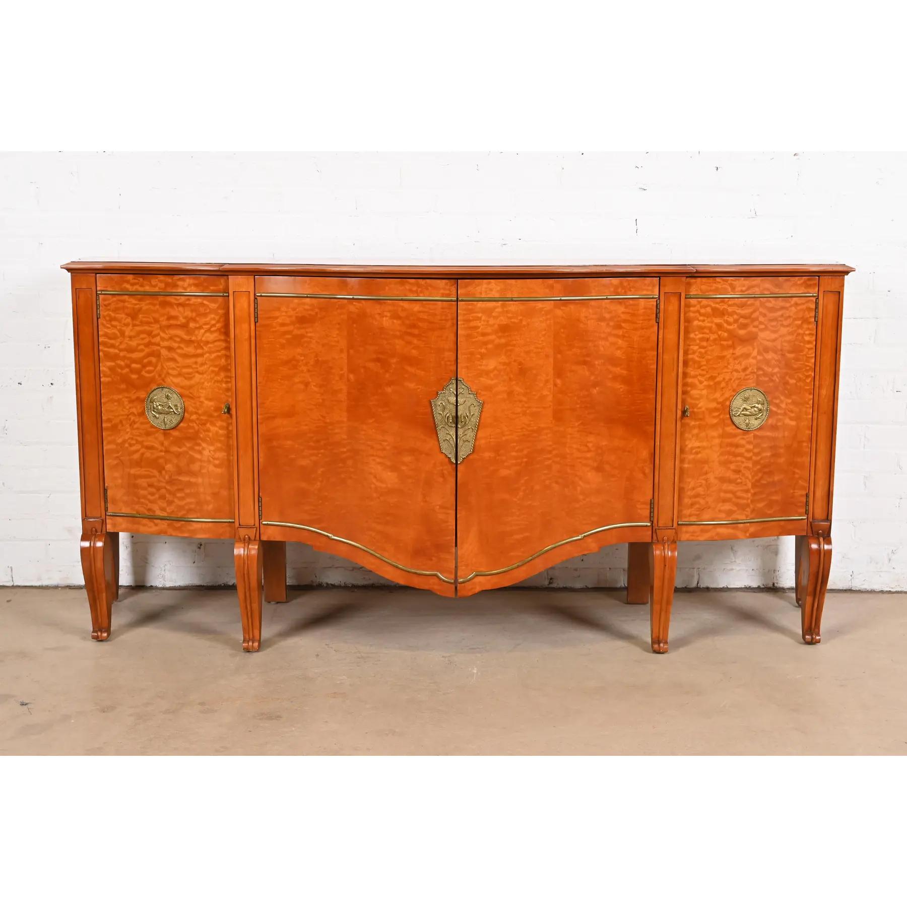 Ein wunderschönes Buffet, eine Kredenz oder ein Barschrank im neoklassischen oder französischen Regency-Louis-XVI-Stil

Von John Widdicomb

USA, circa Ende des 20. Jahrhunderts

Exotisches Wurzelholz, mit Messingverzierungen und -beschlägen sowie