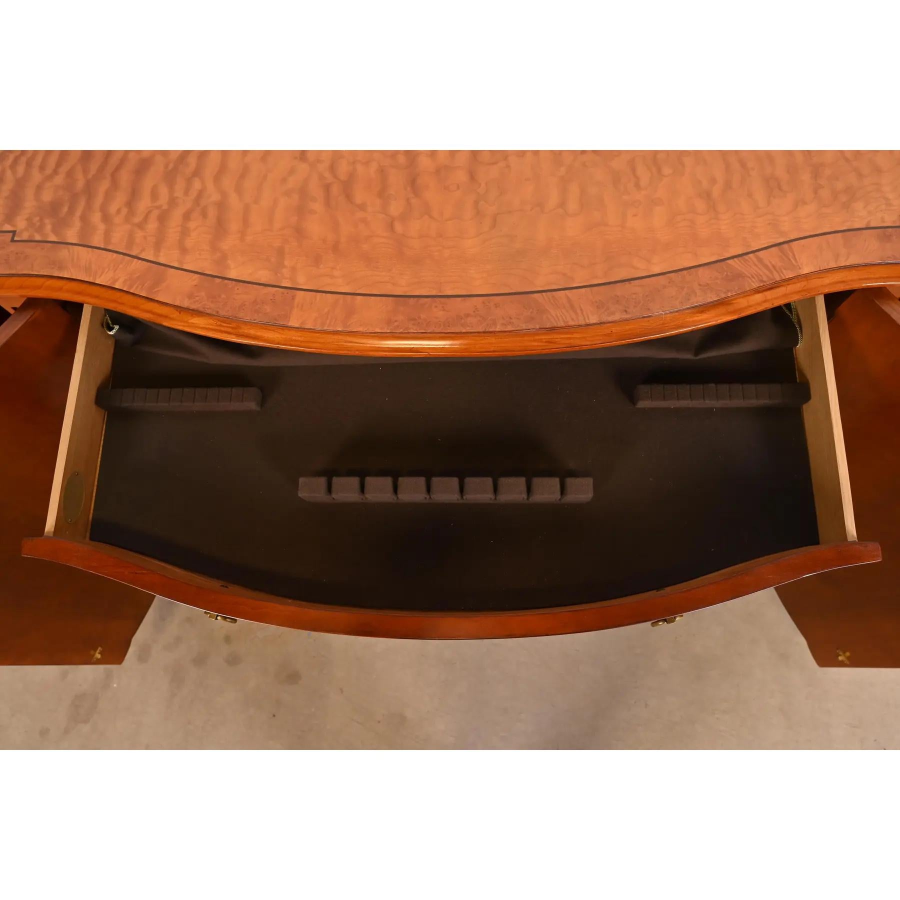 John Widdicomb Französisch Regency Louis XVI Wurzelholz und Messing Sideboard Credenza im Angebot 1