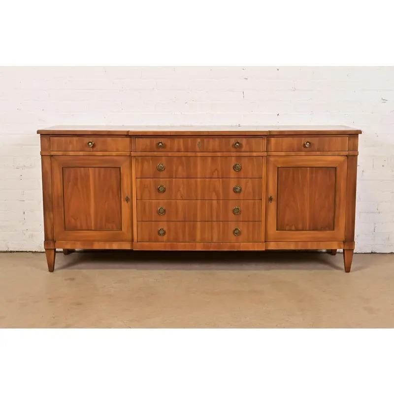 A gorgeous mid-century French Regency Louis XVI style sideboard buffet, credenza, or bar cabinet

By John Widdicomb

USA, Circa 1960s

Carved fruitwood, with original brass hardware.

Measures: 70