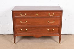 Commode Régence française Louis XVI en acajou récemment restaurée par John Widdicomb