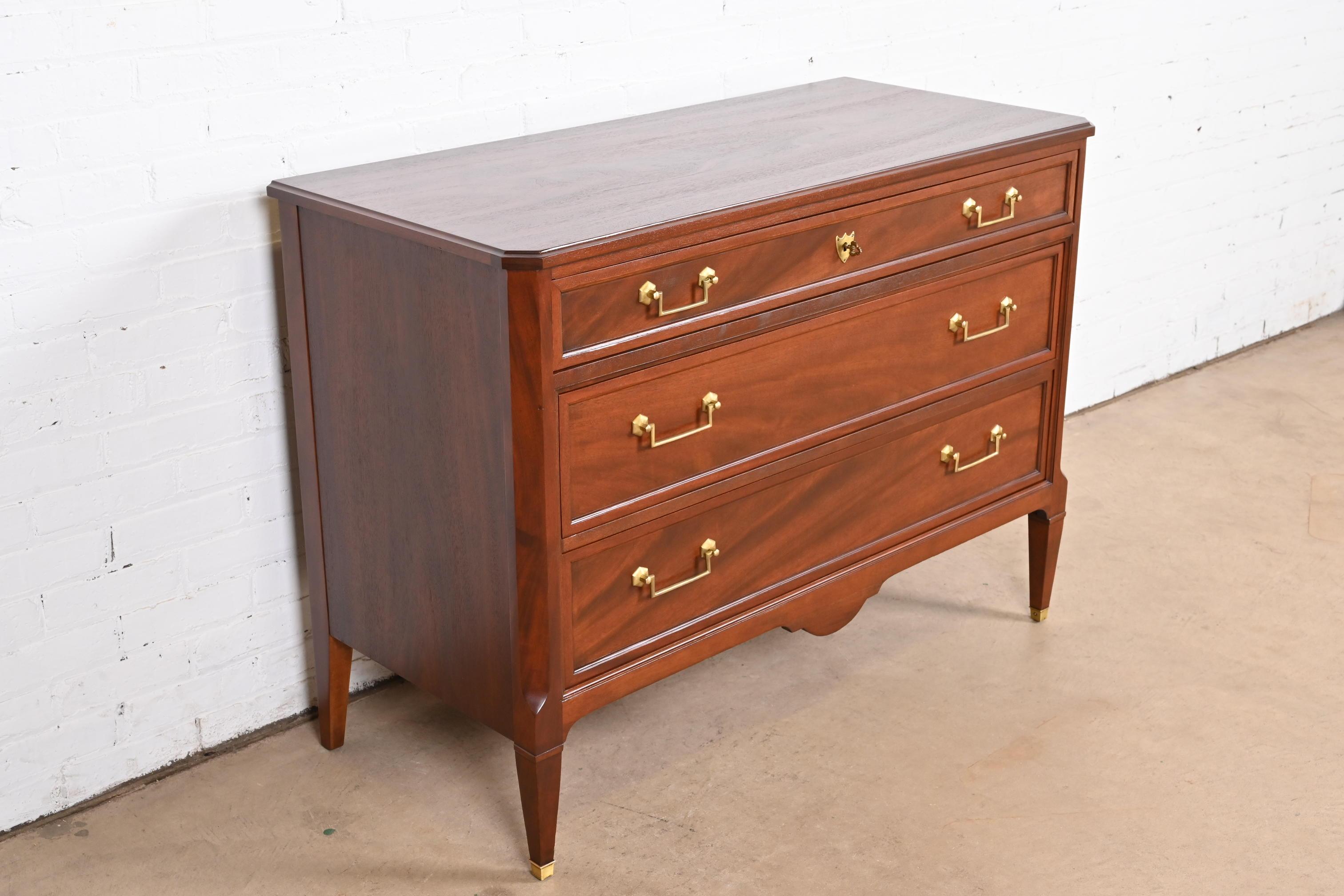 Americano Comò in mogano John Widdicomb French Regency Louis XVI, appena rifinito in vendita