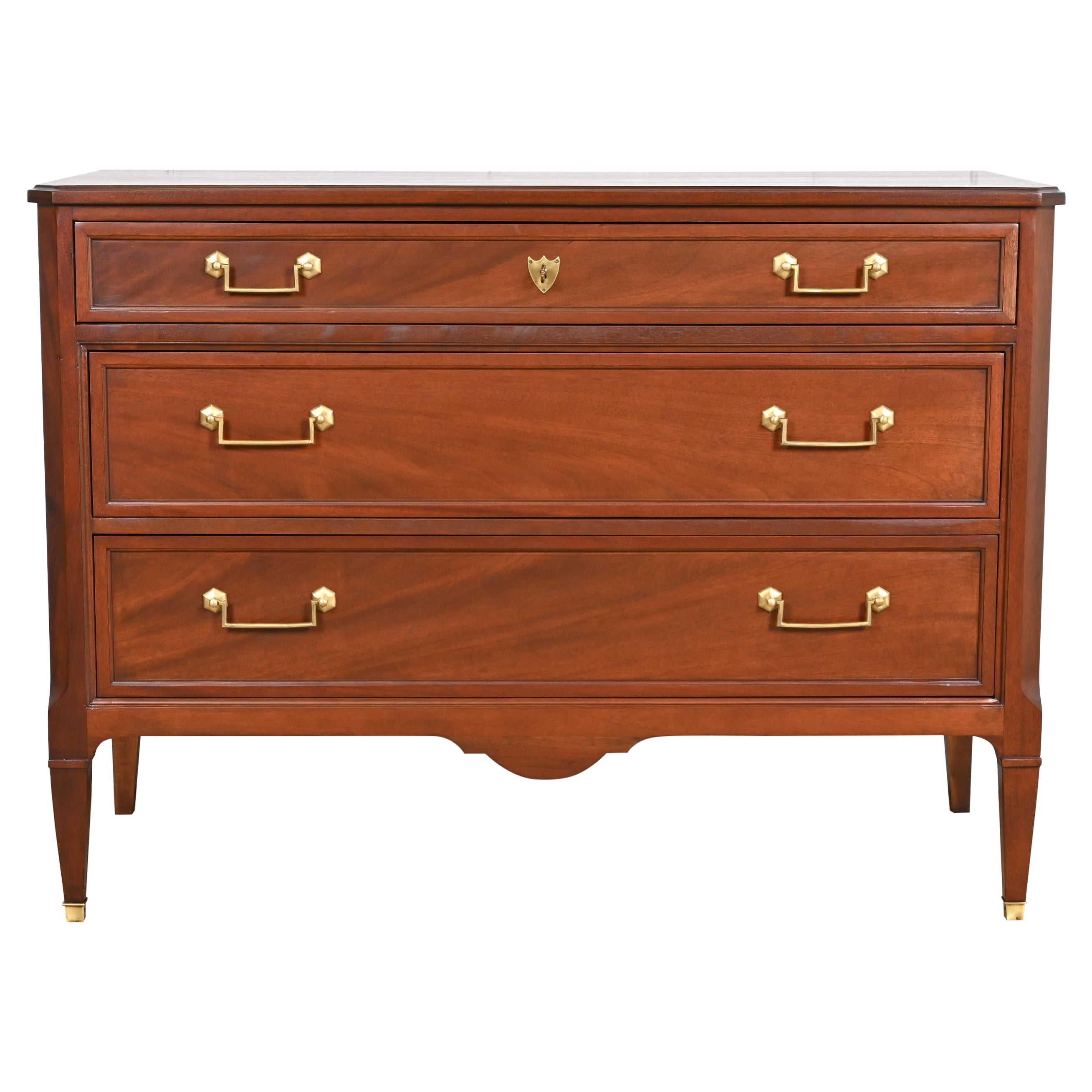 Commode Régence française Louis XVI en acajou récemment restaurée par John Widdicomb