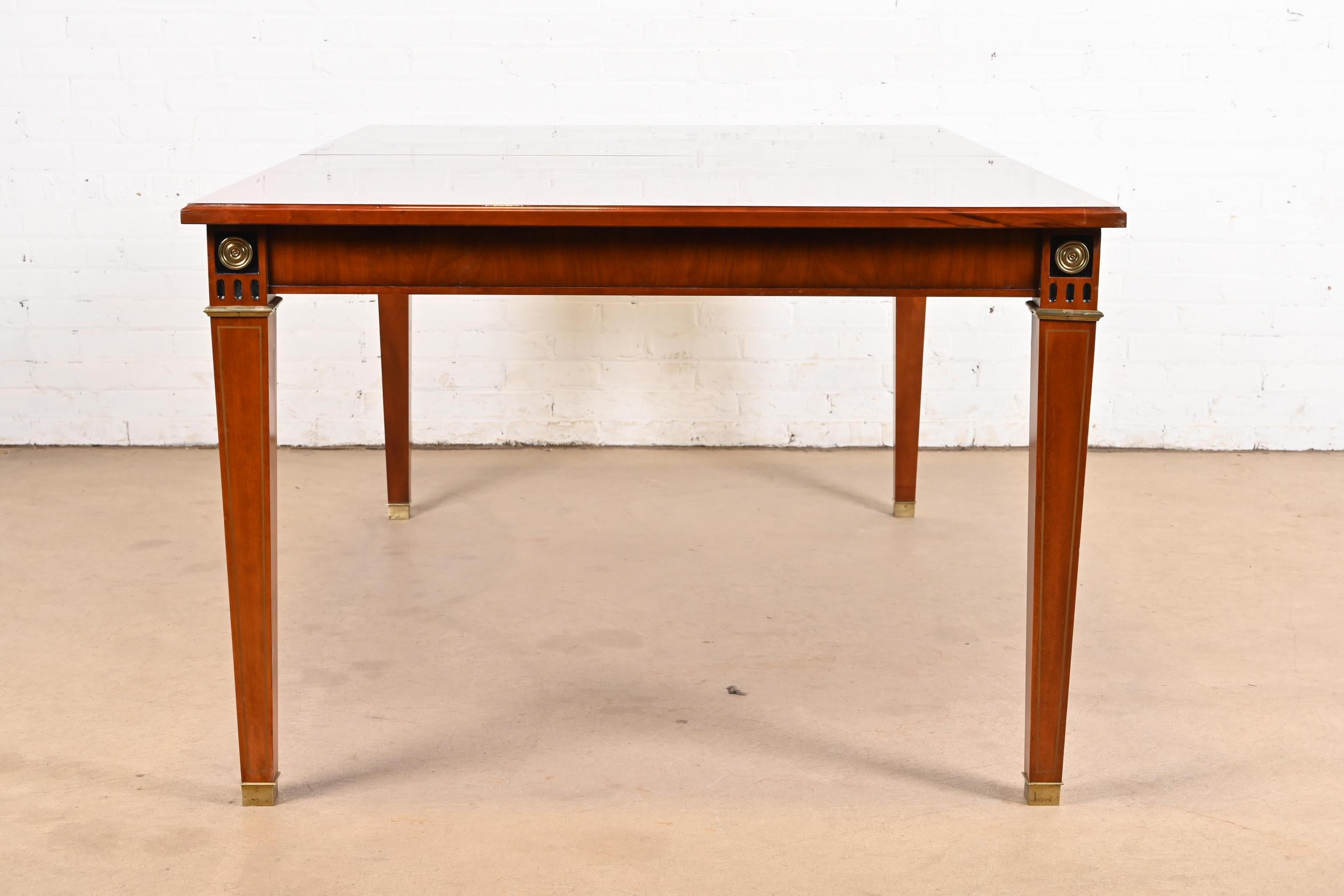 Table de salle à manger à rallonge Louis XVI de style Régence française en acajou John Widdicomb en vente 5