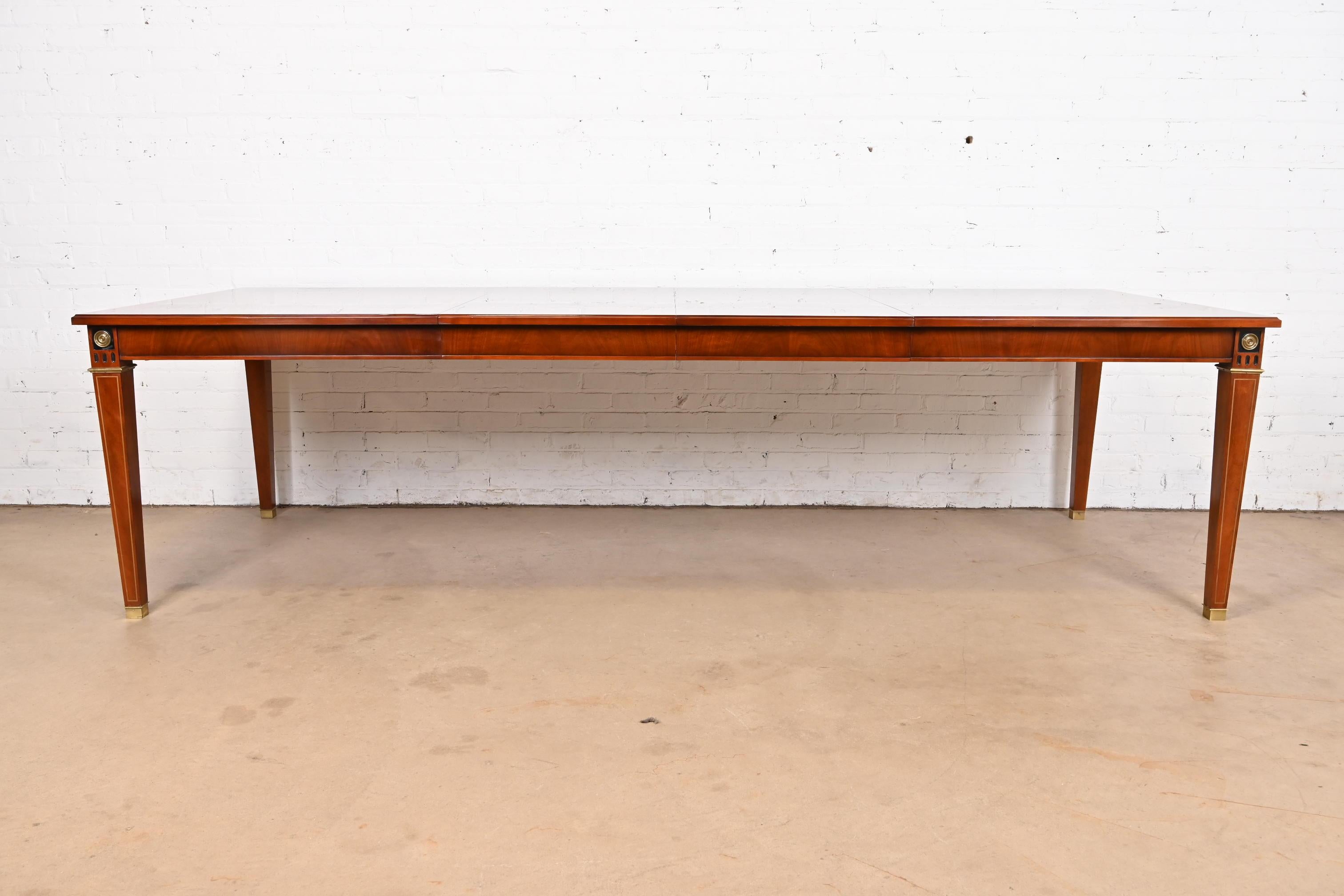 Néoclassique Table de salle à manger à rallonge Louis XVI de style Régence française en acajou John Widdicomb en vente