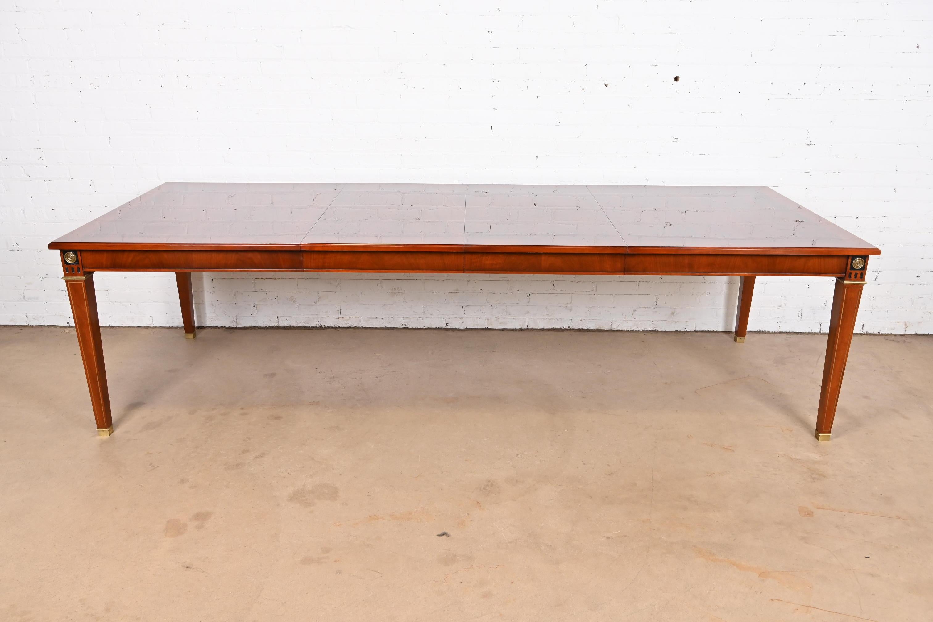 Américain Table de salle à manger à rallonge Louis XVI de style Régence française en acajou John Widdicomb en vente