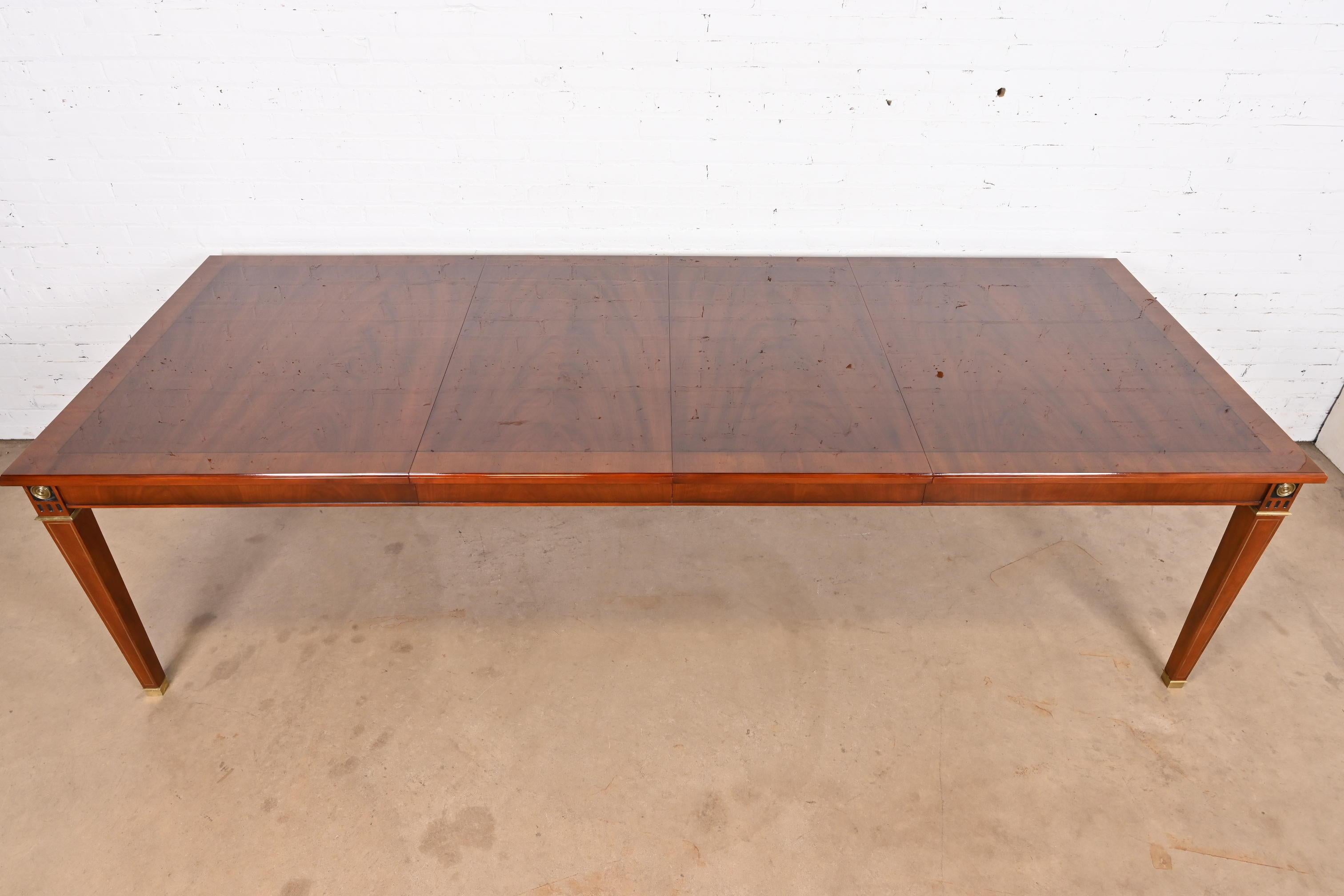 20ième siècle Table de salle à manger à rallonge Louis XVI de style Régence française en acajou John Widdicomb en vente