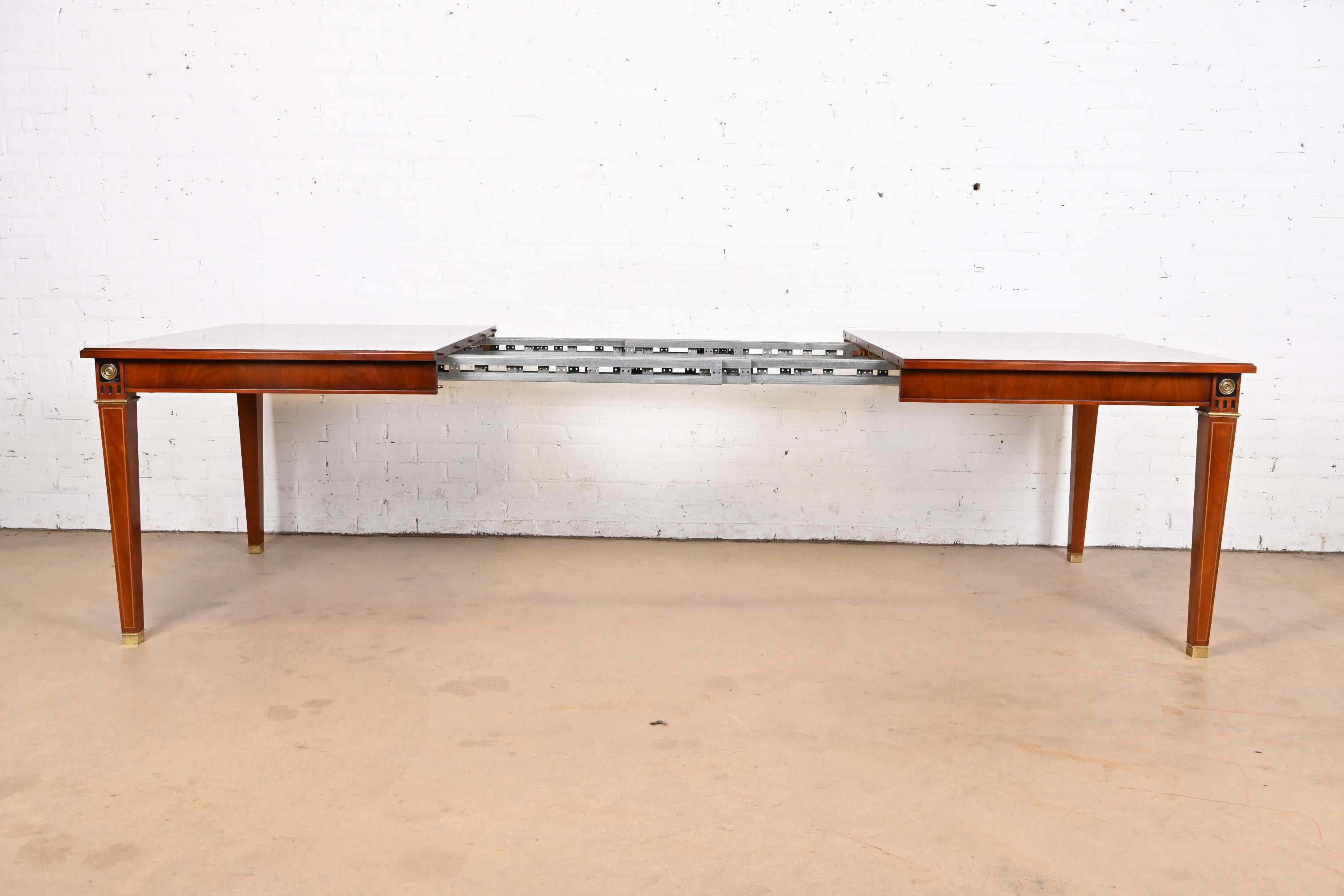Laiton Table de salle à manger à rallonge Louis XVI de style Régence française en acajou John Widdicomb en vente
