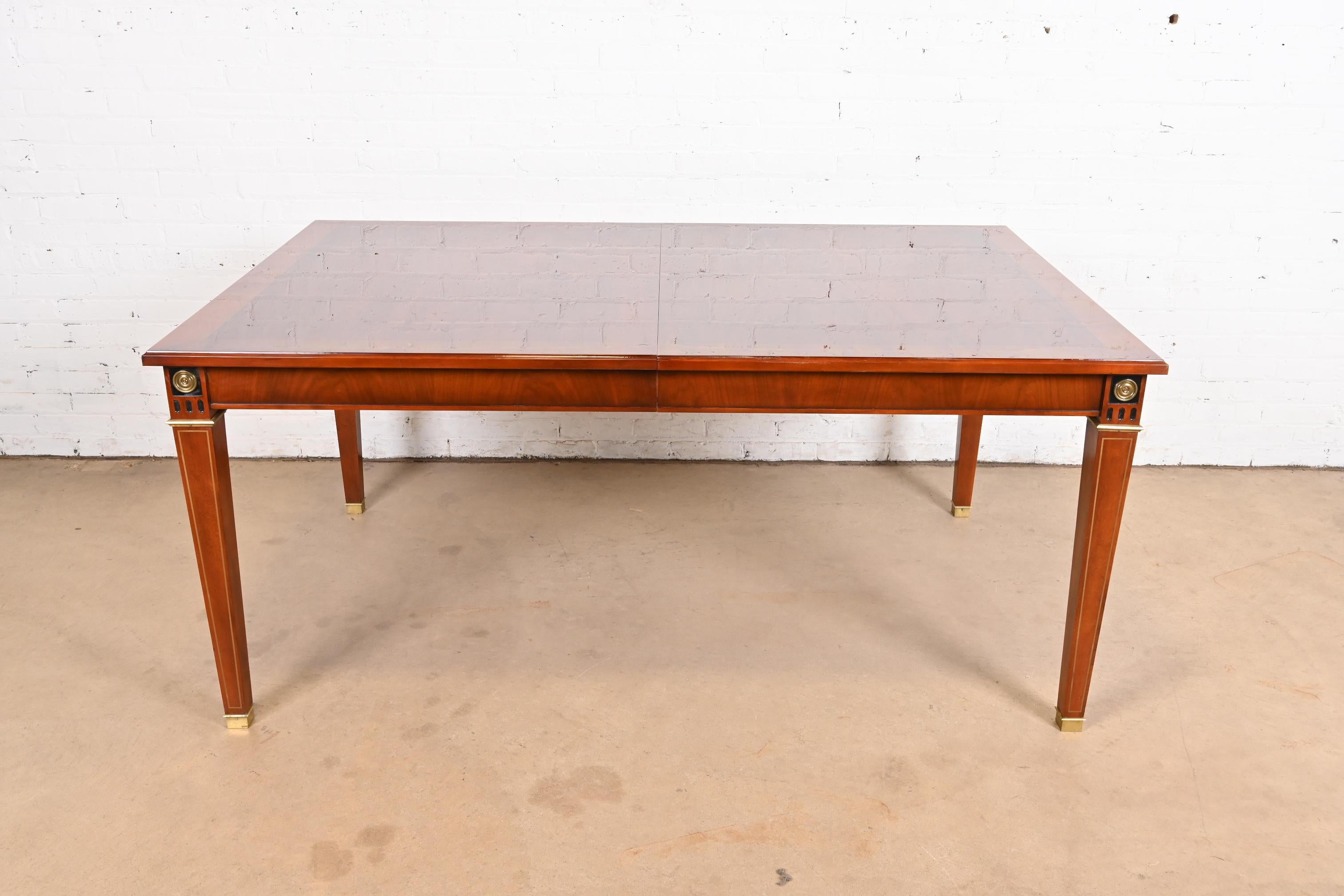 Table de salle à manger à rallonge Louis XVI de style Régence française en acajou John Widdicomb en vente 1