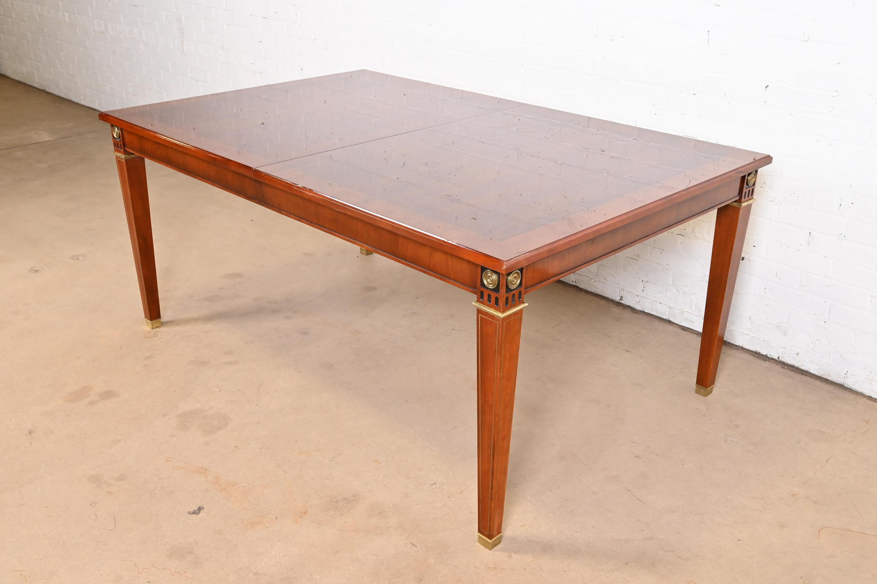 Table de salle à manger à rallonge Louis XVI de style Régence française en acajou John Widdicomb en vente 2