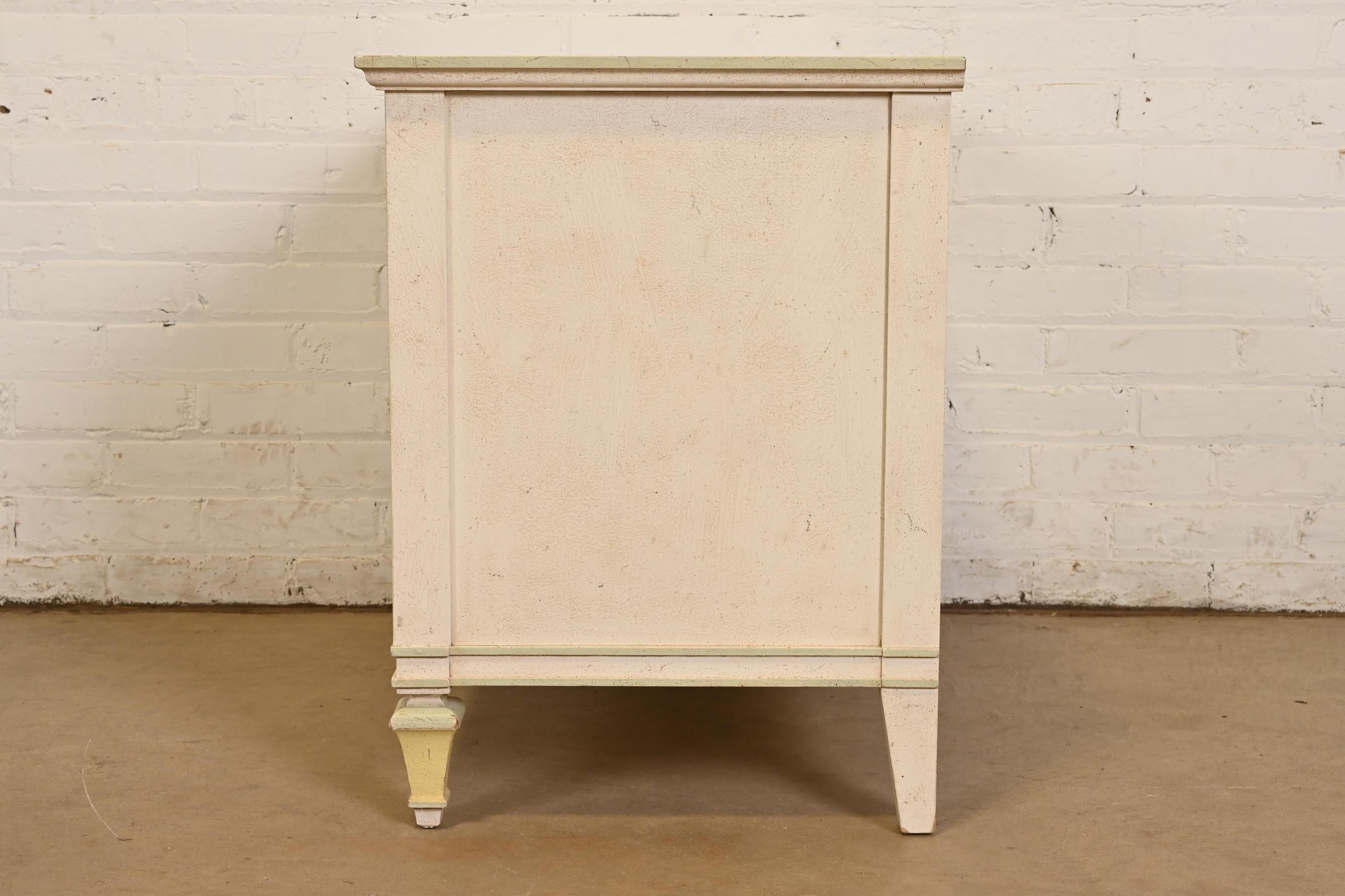 John Widdicomb French Regency Louis XVI Painted Bachelor Chest or Bedside Chest (Coffre de célibataire ou de chevet) en vente 5