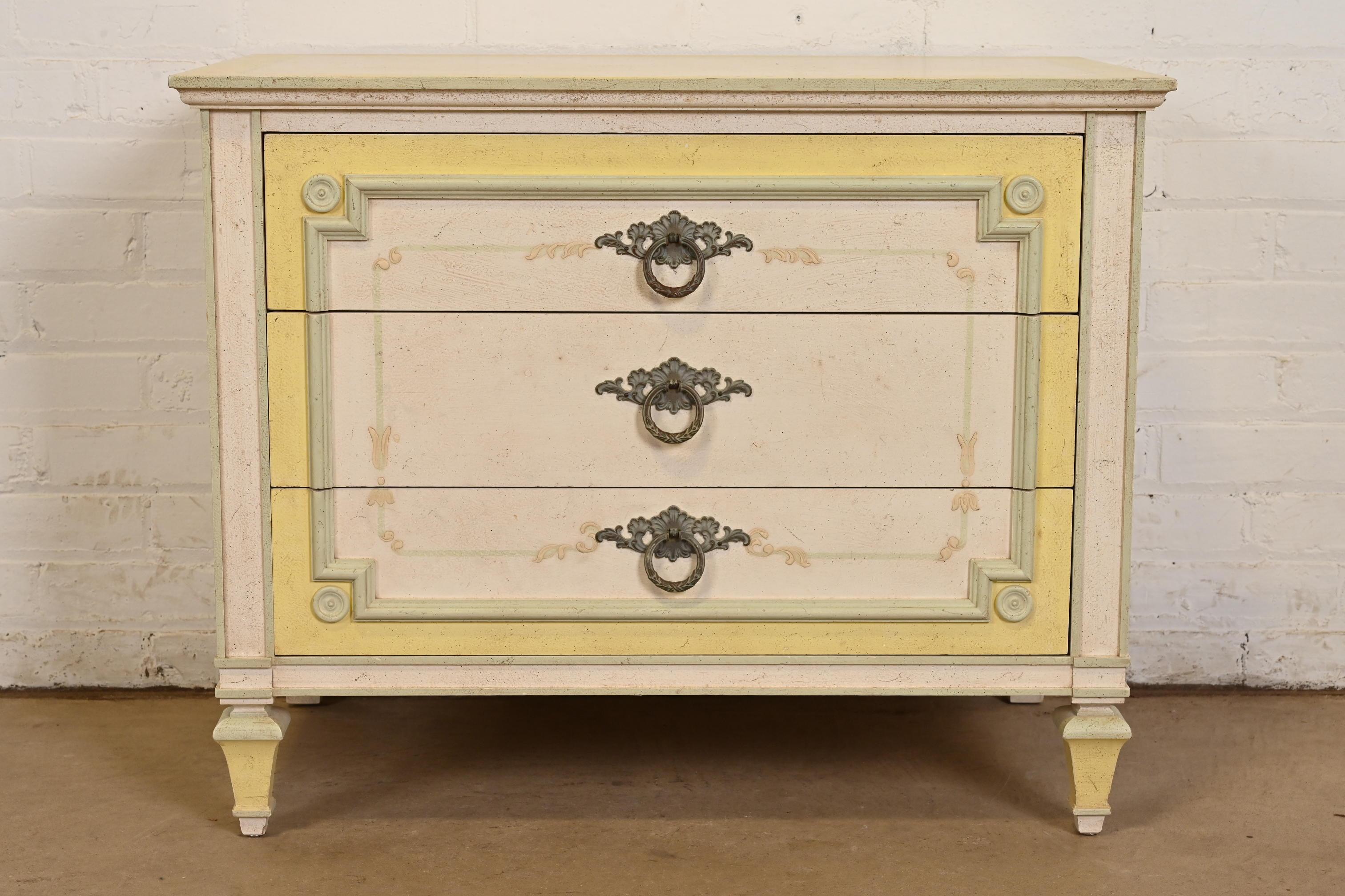 Magnifique commode ou table de nuit de style Régence française Louis XVI

Par John Widdicomb

USA, Circa 1960

Noyer sculpté de couleur crème, jaune et vert olive, avec quincaillerie en laiton d'origine.

Dimensions : 30 