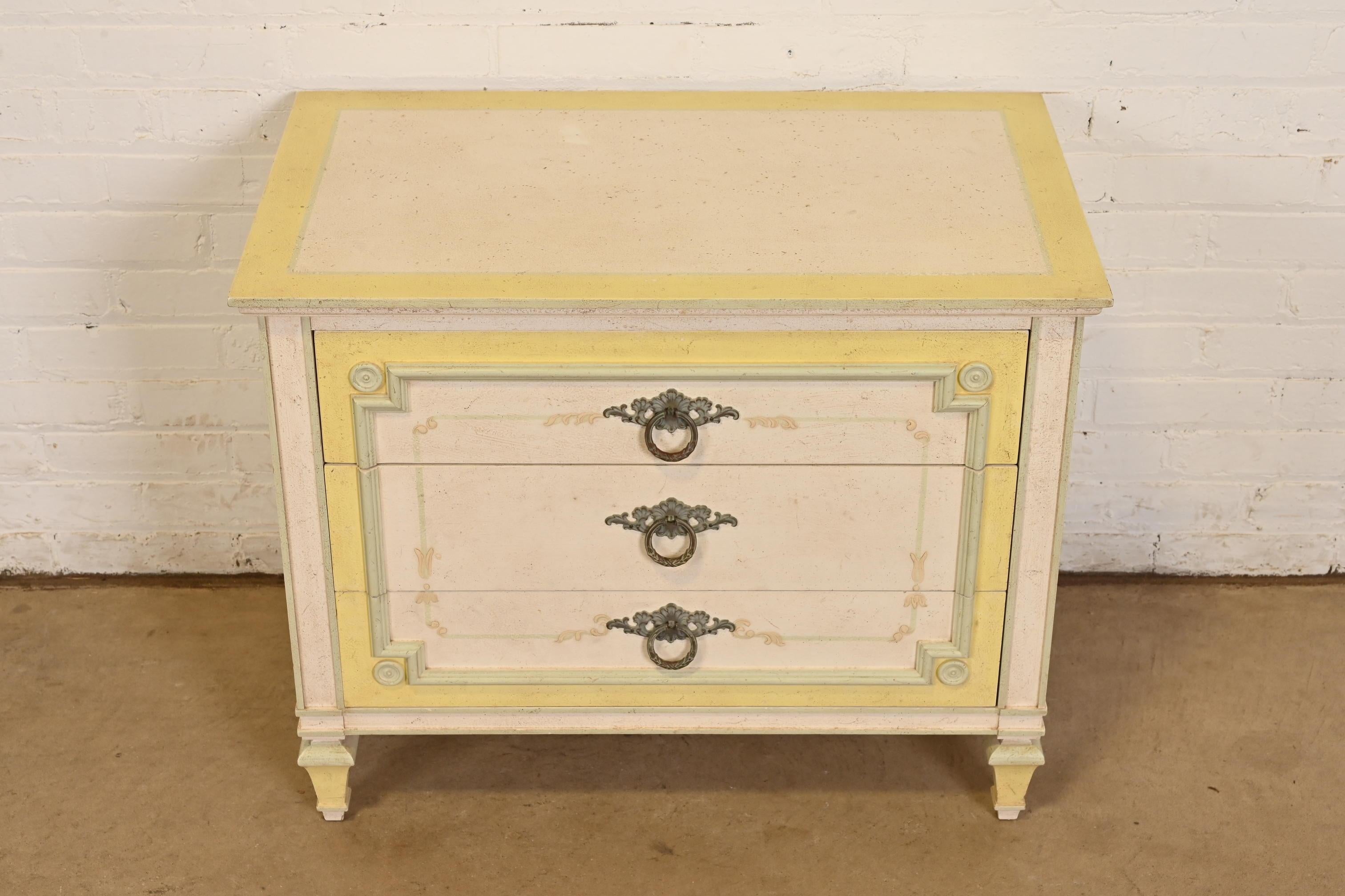 Américain John Widdicomb French Regency Louis XVI Painted Bachelor Chest or Bedside Chest (Coffre de célibataire ou de chevet) en vente